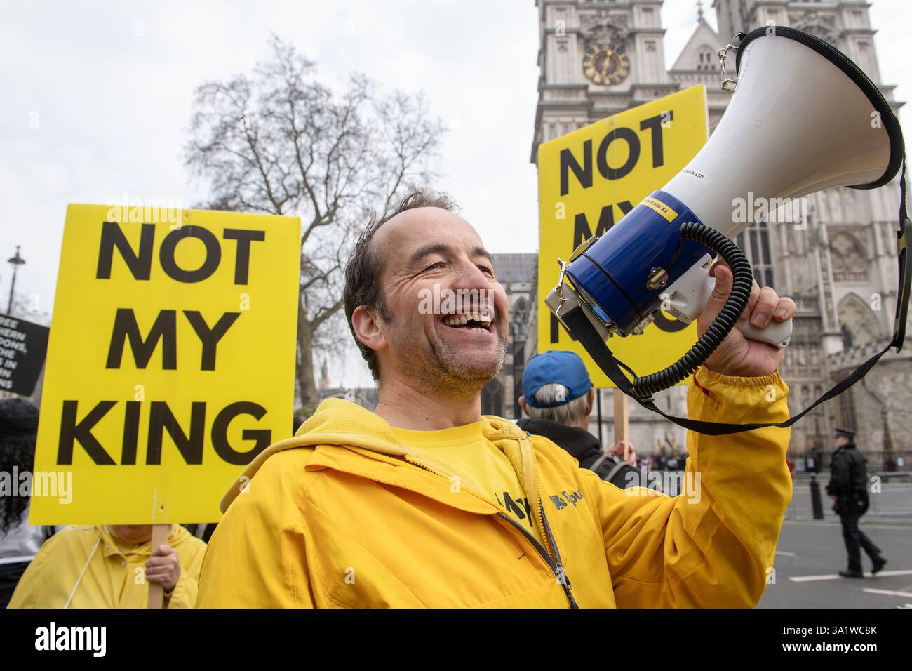 Londres, Angleterre, Royaume-Uni. 10 mars 2025. GRAHAM SMITH, PDG de la République anti-monarchique, mène une manifestation devant l'abbaye de Westminster, criant à travers un mégaphone avant le Commonwealth Day Service of Celebration à Londres. (Crédit image : © Thomas Krych/ZUMA Press Wire) USAGE ÉDITORIAL SEULEMENT! Non destiné à UN USAGE commercial ! Crédit : ZUMA Press, Inc/Alamy Live News crédit : ZUMA Press, Inc/Alamy Live News Banque D'Images
