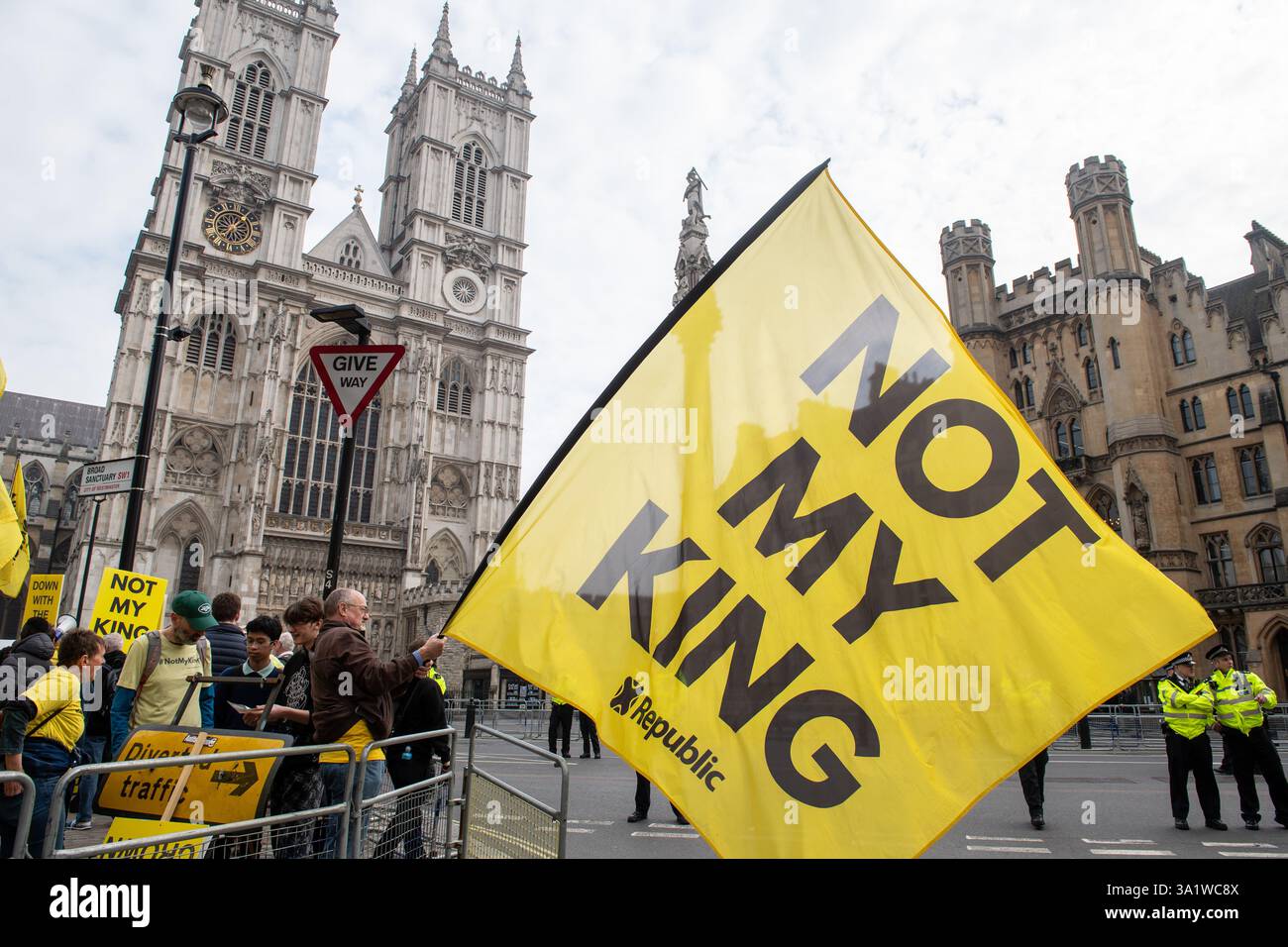 Londres, Angleterre, Royaume-Uni. 10 mars 2025. Un manifestant portant un drapeau « pas mon roi » devant l'abbaye de Westminster avant le Commonwealth Day Service of Celebration à Londres. (Crédit image : © Thomas Krych/ZUMA Press Wire) USAGE ÉDITORIAL SEULEMENT! Non destiné à UN USAGE commercial ! Crédit : ZUMA Press, Inc/Alamy Live News crédit : ZUMA Press, Inc/Alamy Live News Banque D'Images
