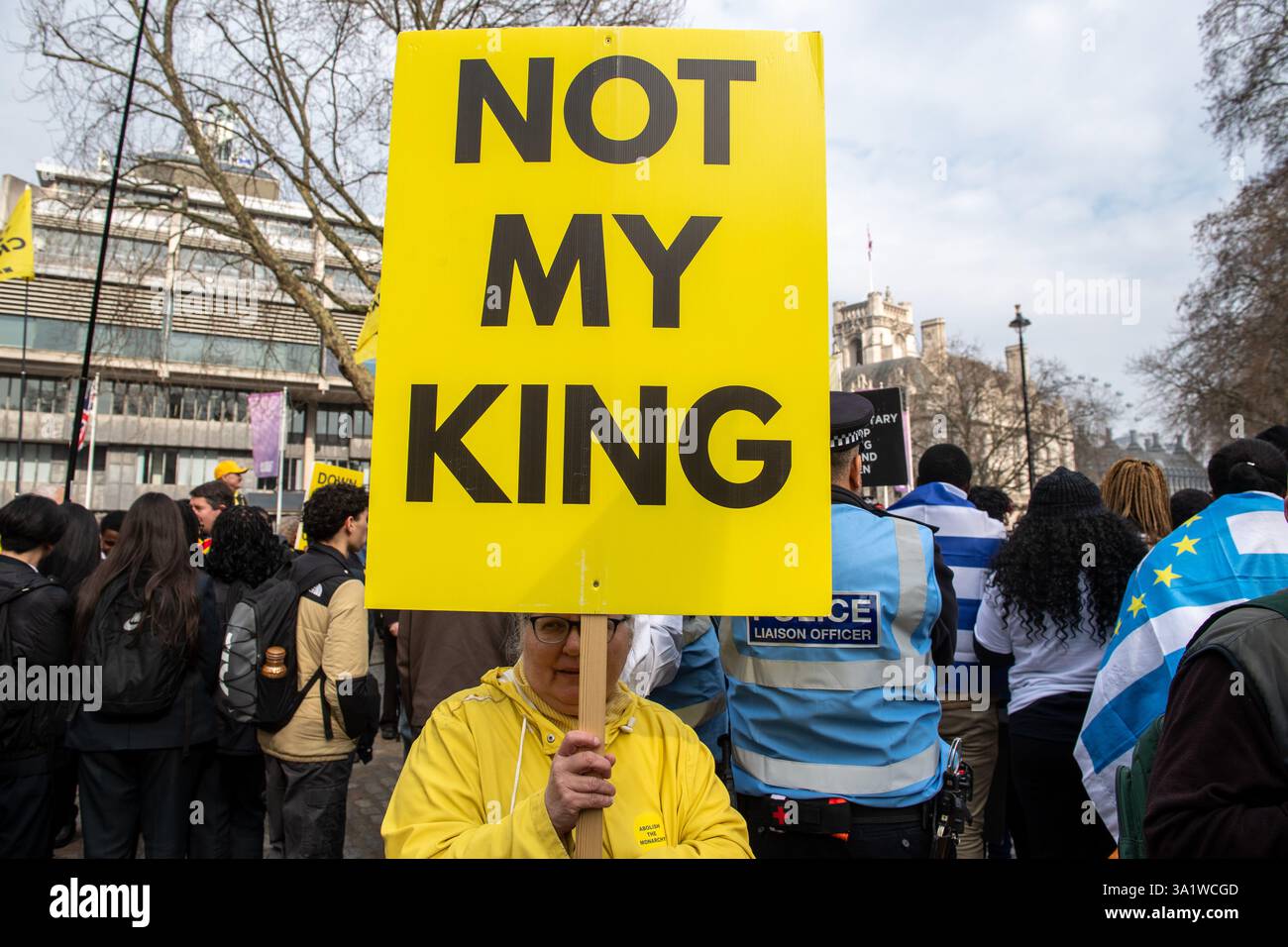 Londres, Angleterre, Royaume-Uni. 10 mars 2025. Un manifestant tenant une pancarte devant l'abbaye de Westminster à Londres avant le Commonwealth Day Service of Celebration, exprimant son opposition à la monarchie. (Crédit image : © Thomas Krych/ZUMA Press Wire) USAGE ÉDITORIAL SEULEMENT! Non destiné à UN USAGE commercial ! Crédit : ZUMA Press, Inc/Alamy Live News crédit : ZUMA Press, Inc/Alamy Live News Banque D'Images