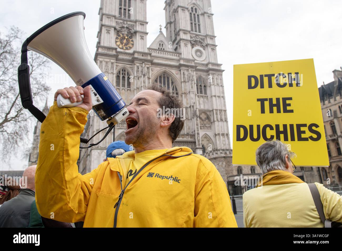 Londres, Angleterre, Royaume-Uni. 10 mars 2025. GRAHAM SMITH, PDG de la République anti-monarchique, mène une manifestation devant l'abbaye de Westminster, criant à travers un mégaphone avant le Commonwealth Day Service of Celebration à Londres. (Crédit image : © Thomas Krych/ZUMA Press Wire) USAGE ÉDITORIAL SEULEMENT! Non destiné à UN USAGE commercial ! Crédit : ZUMA Press, Inc/Alamy Live News crédit : ZUMA Press, Inc/Alamy Live News Banque D'Images