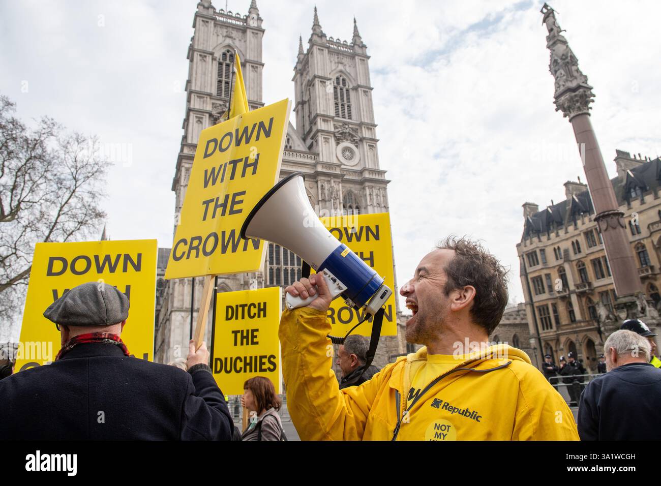 Londres, Angleterre, Royaume-Uni. 10 mars 2025. GRAHAM SMITH, PDG de la République anti-monarchique, mène une manifestation devant l'abbaye de Westminster, criant à travers un mégaphone avant le Commonwealth Day Service of Celebration à Londres. (Crédit image : © Thomas Krych/ZUMA Press Wire) USAGE ÉDITORIAL SEULEMENT! Non destiné à UN USAGE commercial ! Crédit : ZUMA Press, Inc/Alamy Live News crédit : ZUMA Press, Inc/Alamy Live News Banque D'Images