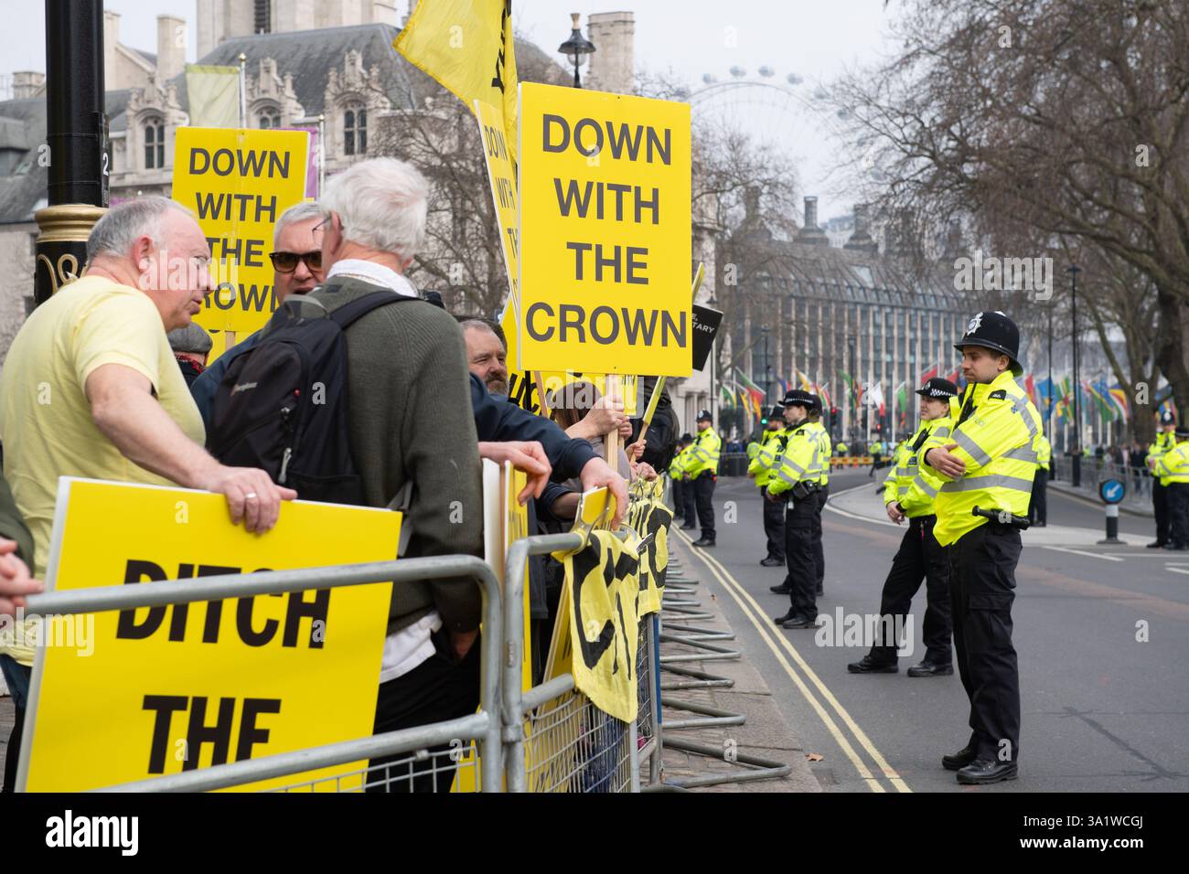 Londres, Angleterre, Royaume-Uni. 10 mars 2025. Des manifestants tenant des pancartes devant l'abbaye de Westminster à Londres avant le Commonwealth Day Service of Celebration, exprimant leur position anti-monarchie. (Crédit image : © Thomas Krych/ZUMA Press Wire) USAGE ÉDITORIAL SEULEMENT! Non destiné à UN USAGE commercial ! Crédit : ZUMA Press, Inc/Alamy Live News crédit : ZUMA Press, Inc/Alamy Live News Banque D'Images