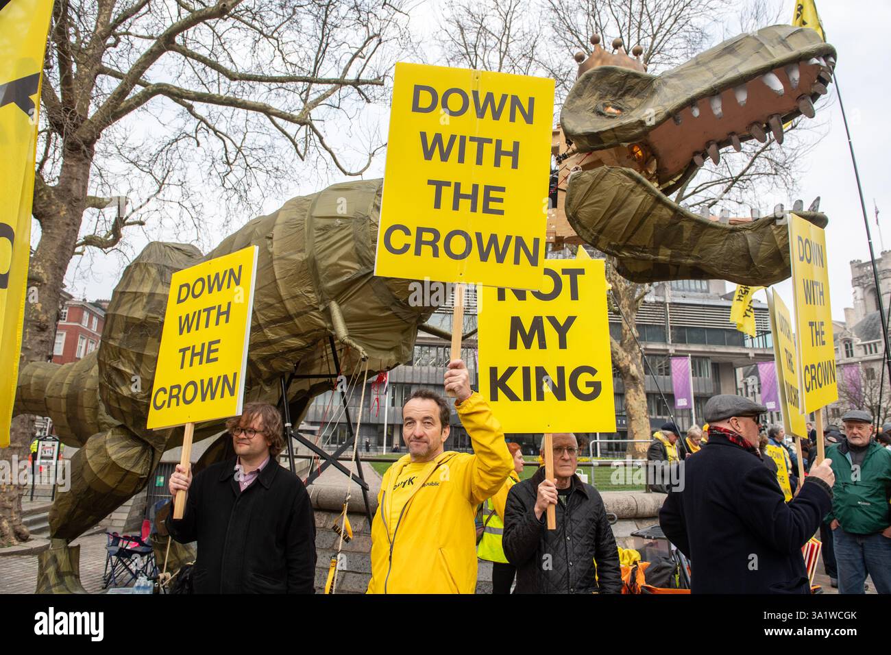 Londres, Angleterre, Royaume-Uni. 10 mars 2025. Les manifestants anti-monarchie du groupe Republic, accompagnés de leur mascotte de dinosaures « Chuck the Rex », organisent une manifestation devant l'abbaye de Westminster à Londres avant le Commonwealth Day Service of Celebration. (Crédit image : © Thomas Krych/ZUMA Press Wire) USAGE ÉDITORIAL SEULEMENT! Non destiné à UN USAGE commercial ! Crédit : ZUMA Press, Inc/Alamy Live News crédit : ZUMA Press, Inc/Alamy Live News Banque D'Images