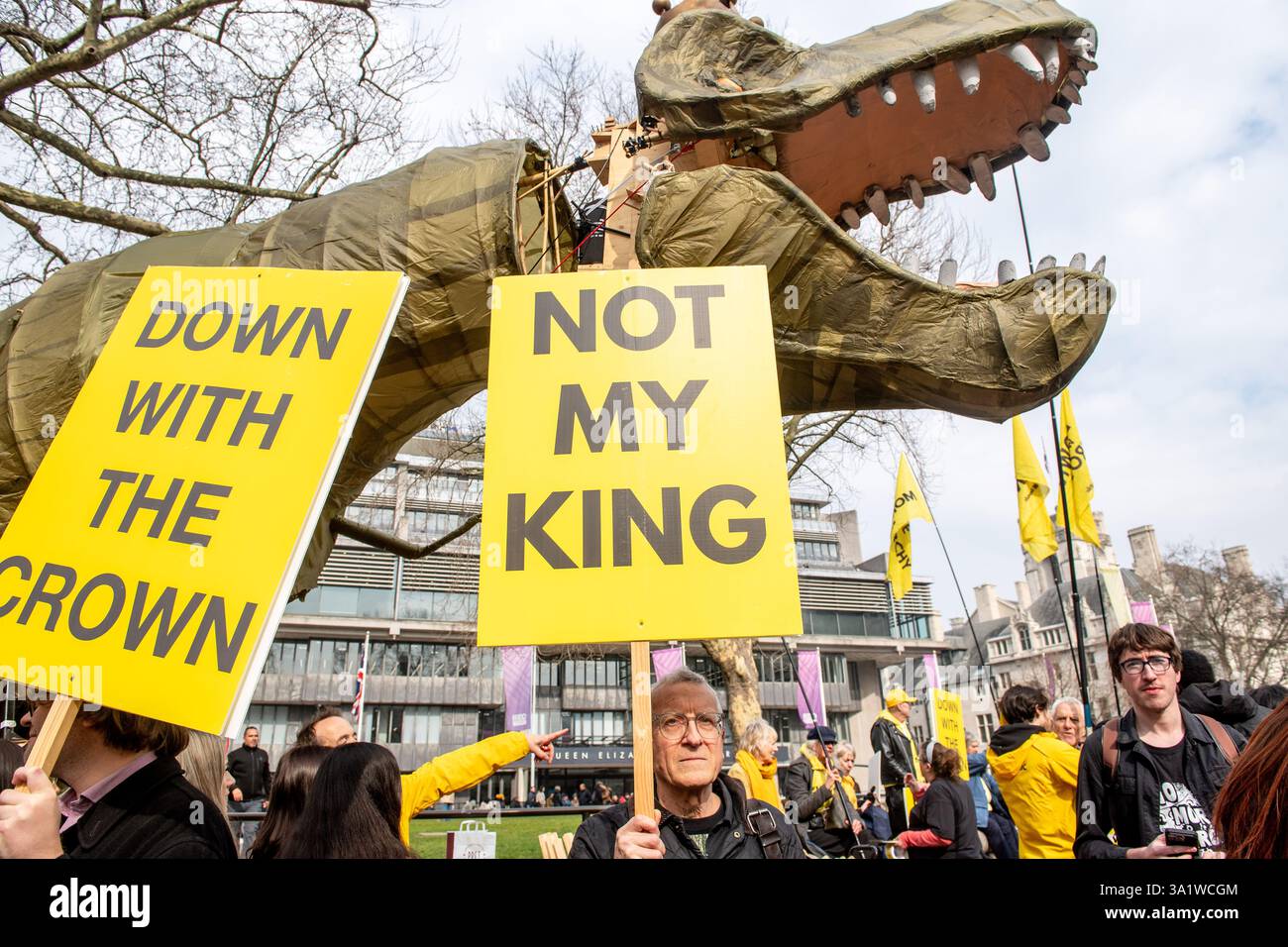 Londres, Angleterre, Royaume-Uni. 10 mars 2025. Les manifestants anti-monarchie du groupe Republic, accompagnés de leur mascotte de dinosaures « Chuck the Rex », organisent une manifestation devant l'abbaye de Westminster à Londres avant le Commonwealth Day Service of Celebration. (Crédit image : © Thomas Krych/ZUMA Press Wire) USAGE ÉDITORIAL SEULEMENT! Non destiné à UN USAGE commercial ! Crédit : ZUMA Press, Inc/Alamy Live News crédit : ZUMA Press, Inc/Alamy Live News Banque D'Images
