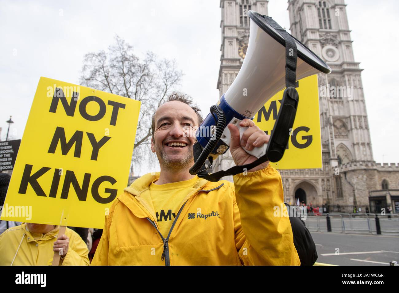 Londres, Angleterre, Royaume-Uni. 10 mars 2025. GRAHAM SMITH, PDG de la République anti-monarchique, mène une manifestation devant l'abbaye de Westminster, criant à travers un mégaphone avant le Commonwealth Day Service of Celebration à Londres. (Crédit image : © Thomas Krych/ZUMA Press Wire) USAGE ÉDITORIAL SEULEMENT! Non destiné à UN USAGE commercial ! Crédit : ZUMA Press, Inc/Alamy Live News crédit : ZUMA Press, Inc/Alamy Live News Banque D'Images