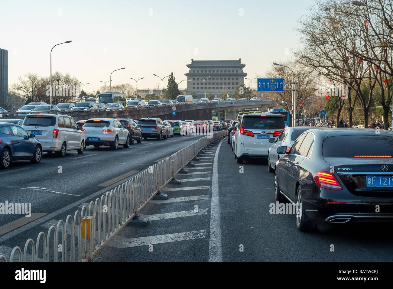 Trafic dense devant une porte de la vieille ville dans le centre-ville de Pékin, Chine le matin. 26 février 2025 Banque D'Images
