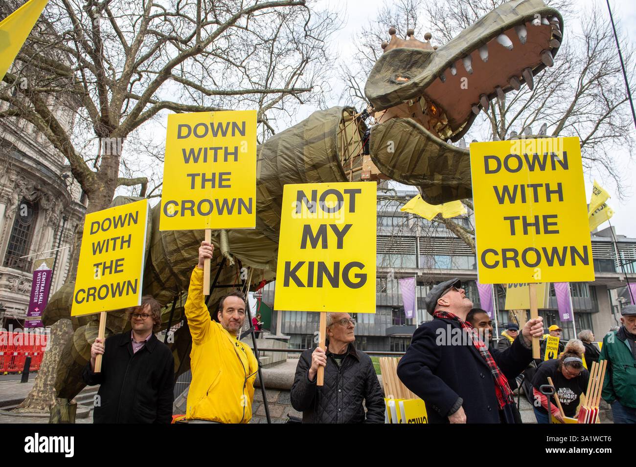 Londres, Angleterre, Royaume-Uni. 10 mars 2025. Les manifestants anti-monarchie du groupe Republic, accompagnés de leur mascotte de dinosaures « Chuck the Rex », organisent une manifestation devant l'abbaye de Westminster à Londres avant le Commonwealth Day Service of Celebration. (Crédit image : © Thomas Krych/ZUMA Press Wire) USAGE ÉDITORIAL SEULEMENT! Non destiné à UN USAGE commercial ! Crédit : ZUMA Press, Inc/Alamy Live News crédit : ZUMA Press, Inc/Alamy Live News Banque D'Images