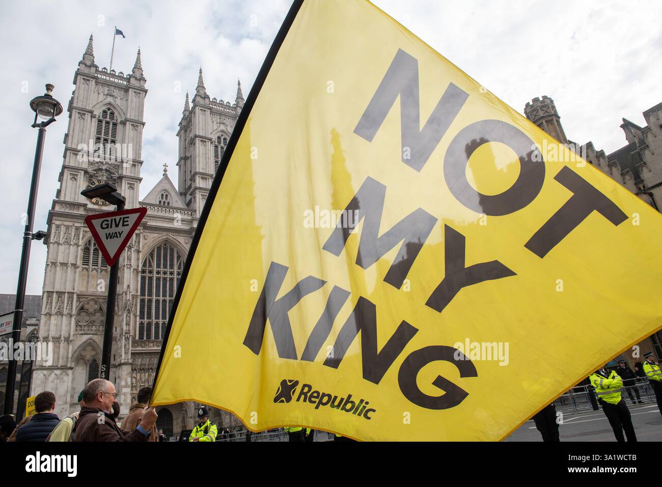 Londres, Angleterre, Royaume-Uni. 10 mars 2025. Un manifestant portant un drapeau « pas mon roi » devant l'abbaye de Westminster avant le Commonwealth Day Service of Celebration à Londres. (Crédit image : © Thomas Krych/ZUMA Press Wire) USAGE ÉDITORIAL SEULEMENT! Non destiné à UN USAGE commercial ! Crédit : ZUMA Press, Inc/Alamy Live News crédit : ZUMA Press, Inc/Alamy Live News Banque D'Images