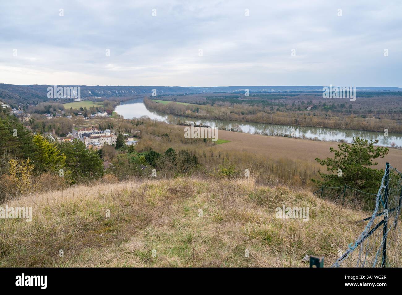 Découvrez la beauté sereine de la Roche-Guyon alors que la rivière coule à travers des paysages à couper le souffle en France Banque D'Images