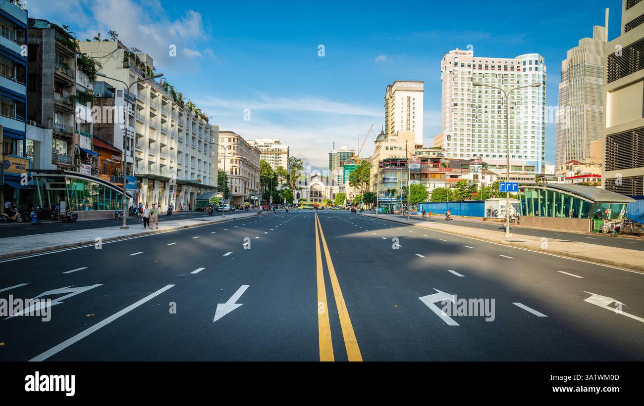 Ho Chi Minh-ville, Vietnam, 25 novembre 2022 : une vue sur le boulevard le Loi à Ho Chi Minh-ville, mettant en vedette l'emblématique opéra de Saigon dans le distan Banque D'Images