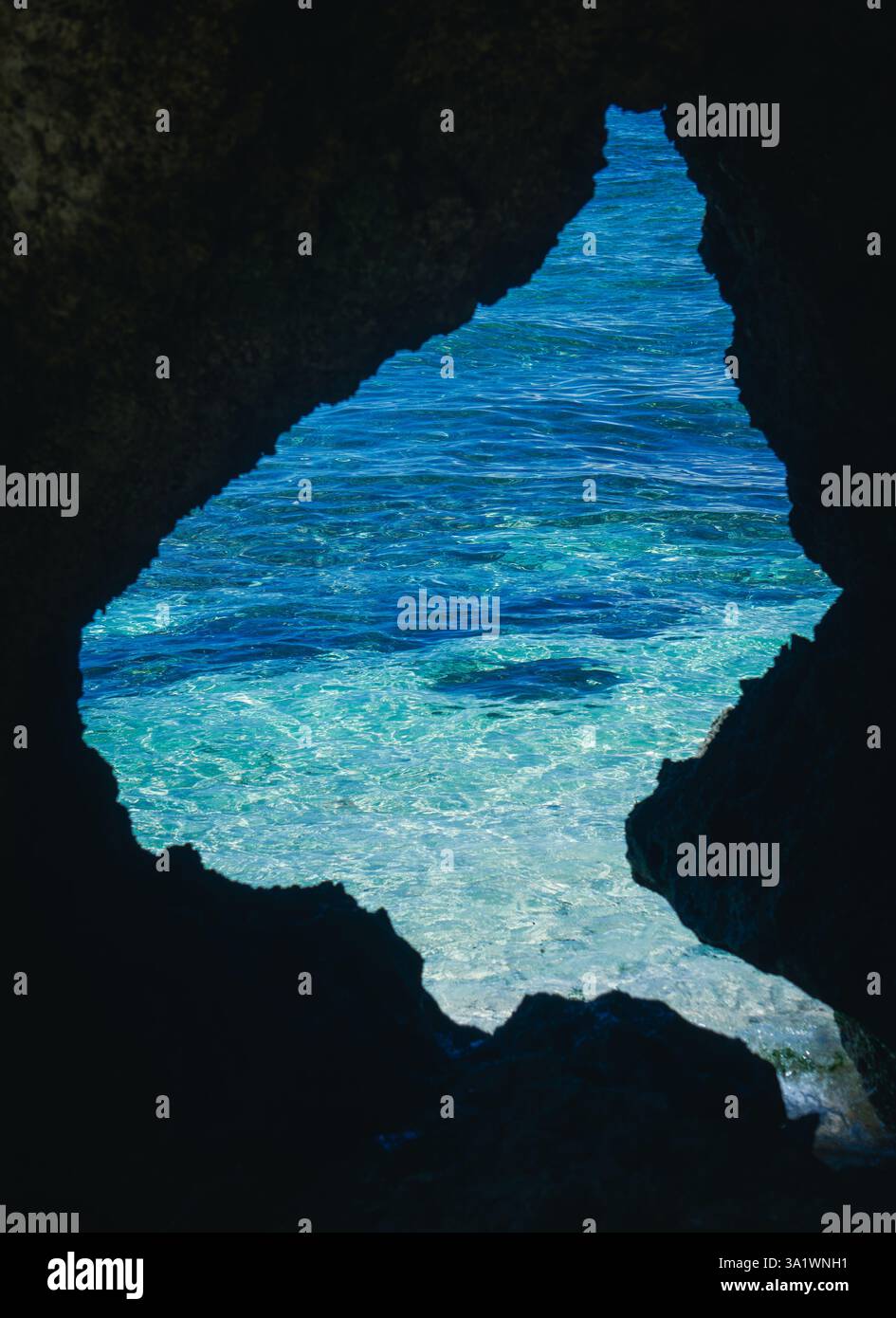 Vue sur les eaux tropicales peu profondes depuis une grotte cachée Banque D'Images