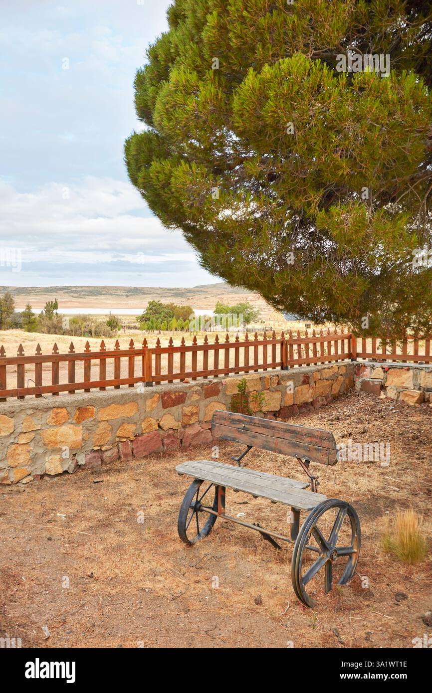 Un banc en bois à l'Estancia Rancho Patagonico, Bosques Petrificados de Jaramillo National Park, Santa Cruz, Deseado, Patagonia, Argentine. Banque D'Images