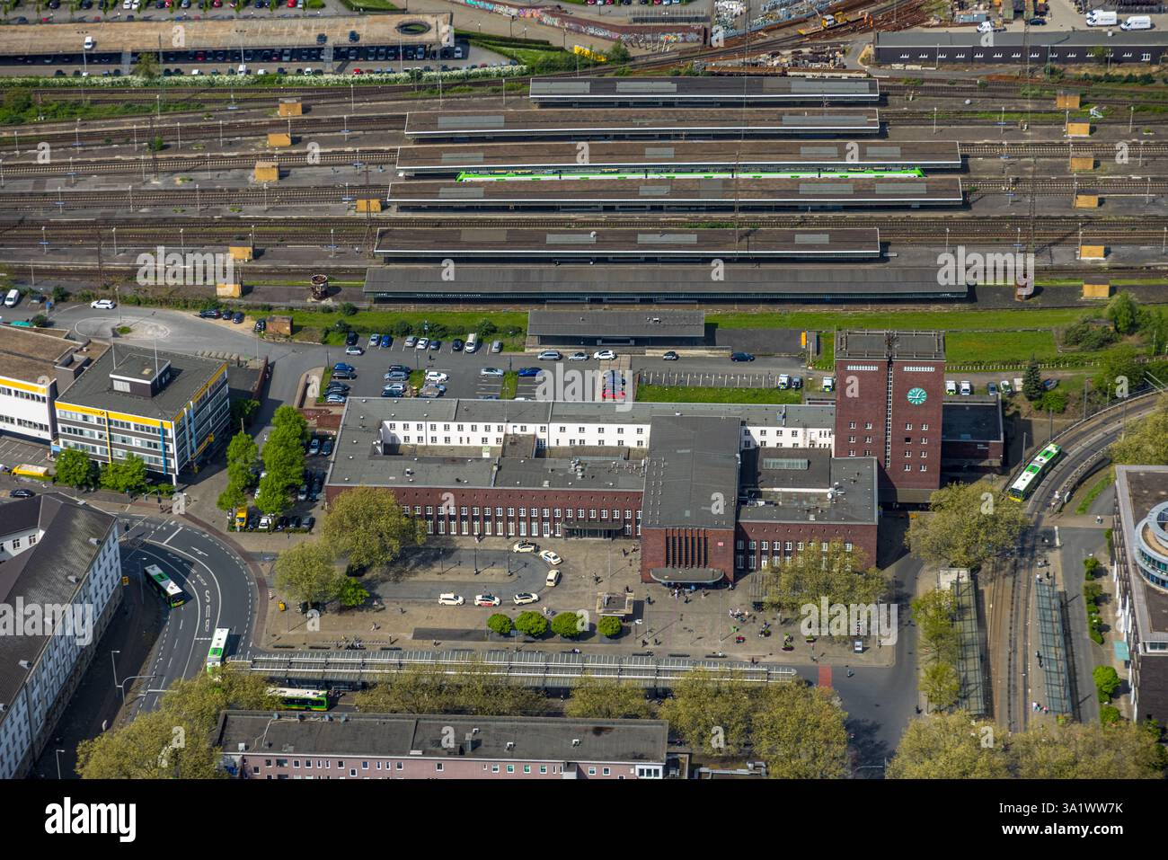 Vue aérienne, gare principale d'Oberhausen, bâtiment de la gare à Willy-Brabdt-Platz, quais et pistes, centre-ville, Oberhausen, région de la Ruhr, Rhénanie-du-Nord-nous Banque D'Images