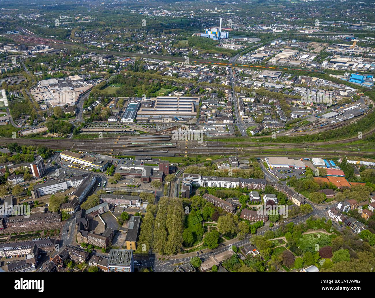 Vue aérienne, gare centrale Oberhausen Hbf bâtiment de Willy-Brabdt-Platz, quais et voies ferrées, zone commerciale Buschhausener Straße avec Alten Banque D'Images