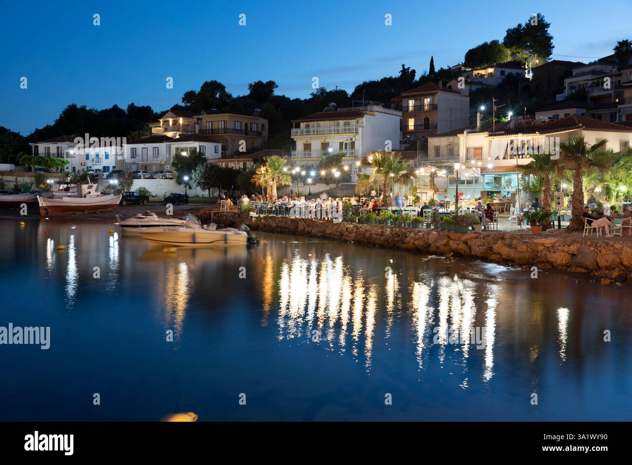 Restaurants sur le front de mer illuminé le soir, Finikounda, Messenia, Péloponnèse, Grèce, Europe Banque D'Images