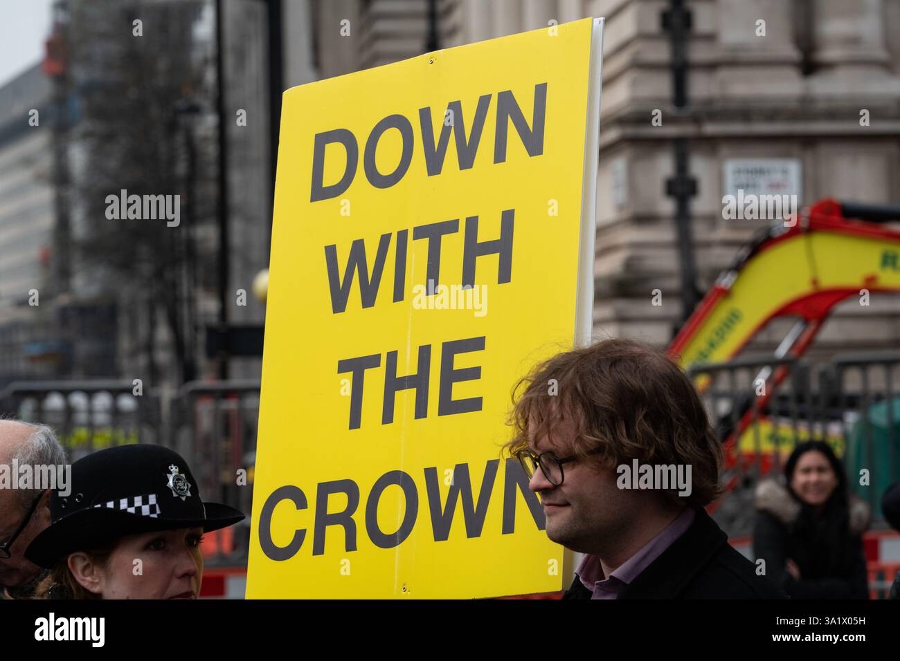 Londres, Royaume-Uni. 10 mars 2025. Les membres du groupe de campagne anti-monarchique Republic protestent devant l'abbaye de Westminster alors que des politiciens et des membres de la famille royale assistent au Commonwealth Day Service. Crédit : Ron Fassbender/Alamy Live News Banque D'Images