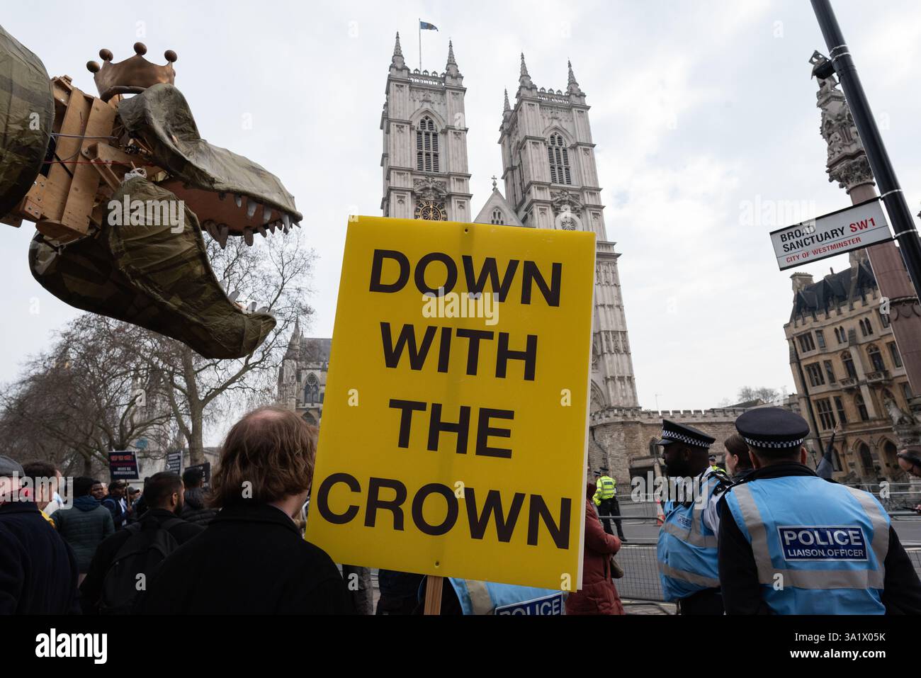 Londres, Royaume-Uni. 10 mars 2025. Une marionnette de dinosaure de 15 pieds de haut portant une couronne, surnommée « Chuck the Rex » et représentant la monarchie « bientôt éteinte » apparaît près de l'abbaye de Westminster alors que le groupe de campagne anti-monarchique Republic proteste alors que les politiciens et les membres de la famille royale arrivent à l'abbaye de Westminster pour le service du Commonwealth. Le groupe, qui fait campagne pour un chef d'État élu, décrit la monarchie comme une « relique fossilisée qui appartient à un musée ». Crédit : Ron Fassbender/Alamy Live News Banque D'Images