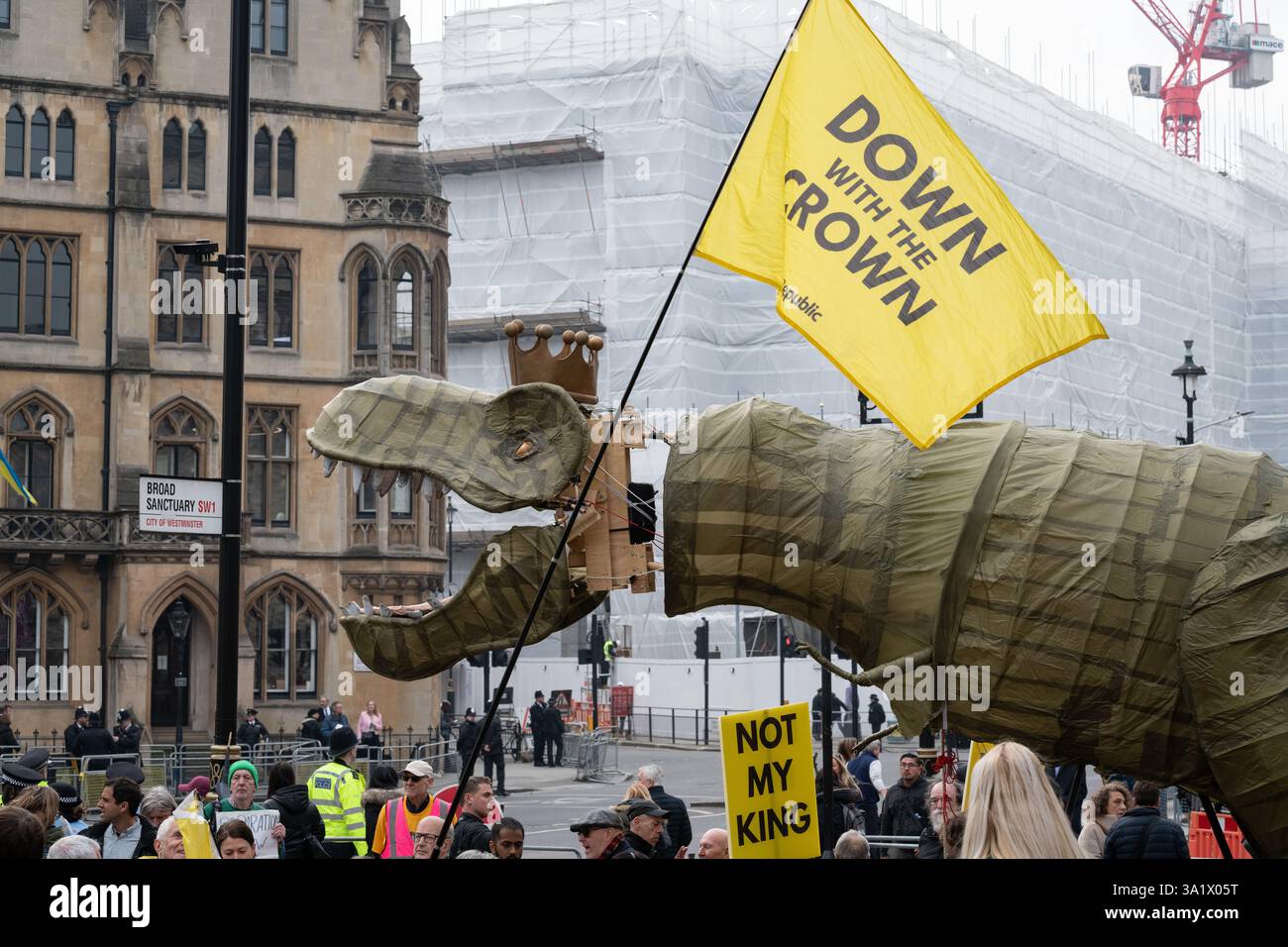 Londres, Royaume-Uni. 10 mars 2025. Une marionnette de dinosaure de 15 pieds de haut portant une couronne, surnommée « Chuck the Rex » et représentant la monarchie « bientôt éteinte » apparaît près de l'abbaye de Westminster alors que le groupe de campagne anti-monarchique Republic proteste alors que les politiciens et les membres de la famille royale arrivent à l'abbaye de Westminster pour le service du Commonwealth. Le groupe, qui fait campagne pour un chef d'État élu, décrit la monarchie comme une « relique fossilisée qui appartient à un musée ». Crédit : Ron Fassbender/Alamy Live News Banque D'Images