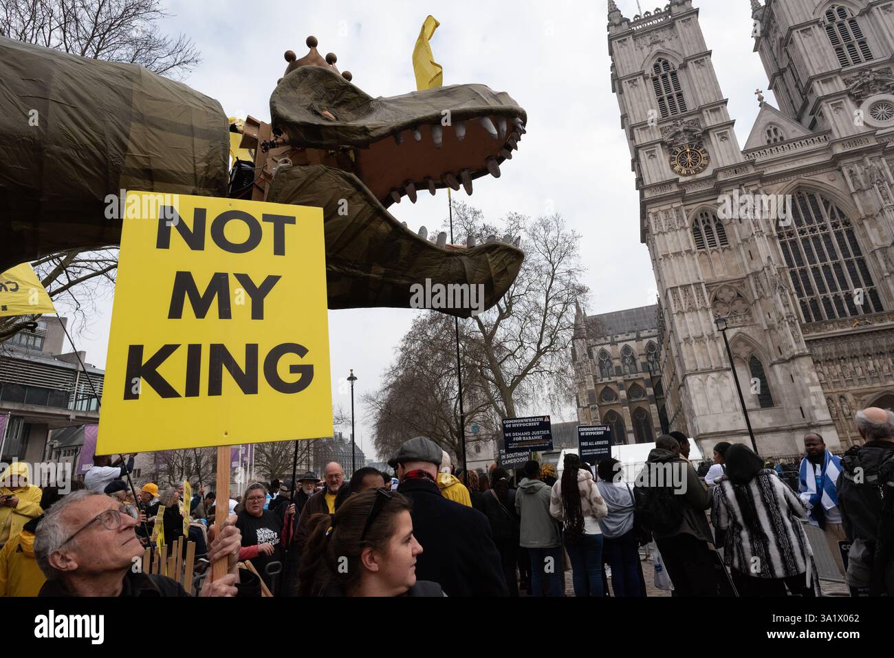 Londres, Royaume-Uni. 10 mars 2025. Une marionnette de dinosaure de 15 pieds de haut portant une couronne, surnommée « Chuck the Rex » et représentant la monarchie « bientôt éteinte » apparaît près de l'abbaye de Westminster alors que le groupe de campagne anti-monarchique Republic proteste alors que les politiciens et les membres de la famille royale arrivent à l'abbaye de Westminster pour le service du Commonwealth. Le groupe, qui fait campagne pour un chef d'État élu, décrit la monarchie comme une « relique fossilisée qui appartient à un musée ». Crédit : Ron Fassbender/Alamy Live News Banque D'Images