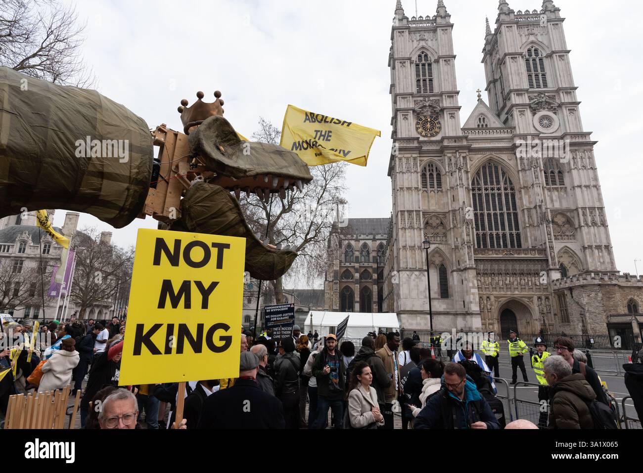 Londres, Royaume-Uni. 10 mars 2025. Une marionnette de dinosaure de 15 pieds de haut portant une couronne, surnommée « Chuck the Rex » et représentant la monarchie « bientôt éteinte » apparaît près de l'abbaye de Westminster alors que le groupe de campagne anti-monarchique Republic proteste alors que les politiciens et les membres de la famille royale arrivent à l'abbaye de Westminster pour le service du Commonwealth. Le groupe, qui fait campagne pour un chef d'État élu, décrit la monarchie comme une « relique fossilisée qui appartient à un musée ». Crédit : Ron Fassbender/Alamy Live News Banque D'Images
