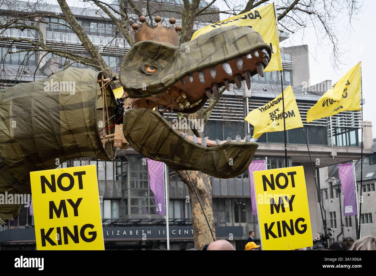 Londres, Royaume-Uni. 10 mars 2025. Une marionnette de dinosaure de 15 pieds de haut portant une couronne, surnommée « Chuck the Rex » et représentant la monarchie « bientôt éteinte » apparaît près de l'abbaye de Westminster alors que le groupe de campagne anti-monarchique Republic proteste alors que les politiciens et les membres de la famille royale arrivent à l'abbaye de Westminster pour le service du Commonwealth. Le groupe, qui fait campagne pour un chef d'État élu, décrit la monarchie comme une « relique fossilisée qui appartient à un musée ». Crédit : Ron Fassbender/Alamy Live News Banque D'Images