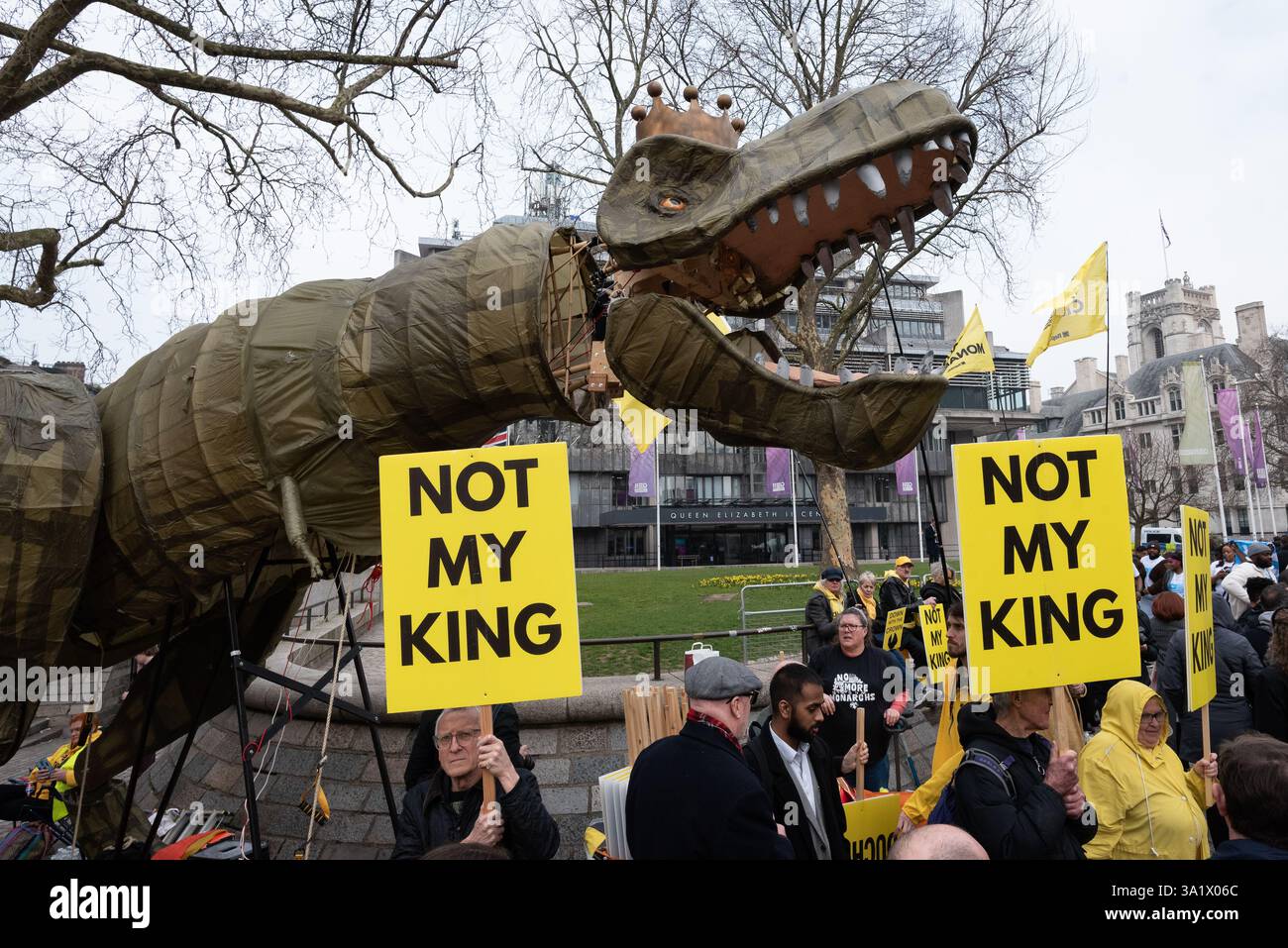 Londres, Royaume-Uni. 10 mars 2025. Une marionnette de dinosaure de 15 pieds de haut portant une couronne, surnommée « Chuck the Rex » et représentant la monarchie « bientôt éteinte » apparaît près de l'abbaye de Westminster alors que le groupe de campagne anti-monarchique Republic proteste alors que les politiciens et les membres de la famille royale arrivent à l'abbaye de Westminster pour le service du Commonwealth. Le groupe, qui fait campagne pour un chef d'État élu, décrit la monarchie comme une « relique fossilisée qui appartient à un musée ». Crédit : Ron Fassbender/Alamy Live News Banque D'Images