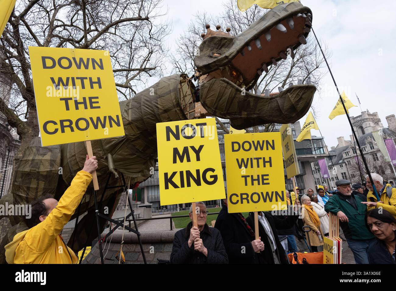Londres, Royaume-Uni. 10 mars 2025. Une marionnette de dinosaure de 15 pieds de haut portant une couronne, surnommée « Chuck the Rex » et représentant la monarchie « bientôt éteinte » apparaît près de l'abbaye de Westminster alors que le groupe de campagne anti-monarchique Republic proteste alors que les politiciens et les membres de la famille royale arrivent à l'abbaye de Westminster pour le service du Commonwealth. Le groupe, qui fait campagne pour un chef d'État élu, décrit la monarchie comme une « relique fossilisée qui appartient à un musée ». Crédit : Ron Fassbender/Alamy Live News Banque D'Images