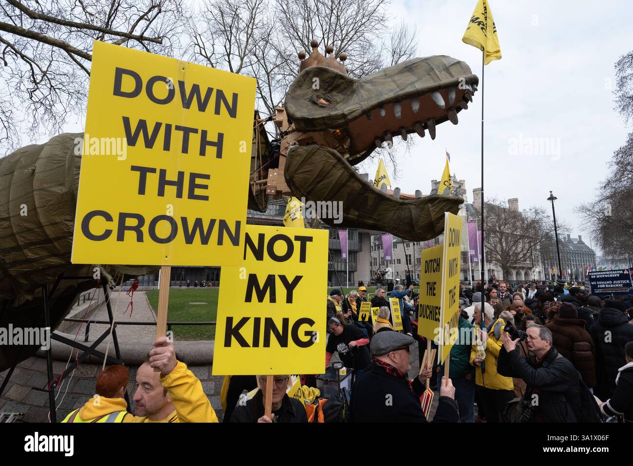 Londres, Royaume-Uni. 10 mars 2025. Une marionnette de dinosaure de 15 pieds de haut portant une couronne, surnommée « Chuck the Rex » et représentant la monarchie « bientôt éteinte » apparaît près de l'abbaye de Westminster alors que le groupe de campagne anti-monarchique Republic proteste alors que les politiciens et les membres de la famille royale arrivent à l'abbaye de Westminster pour le service du Commonwealth. Le groupe, qui fait campagne pour un chef d'État élu, décrit la monarchie comme une « relique fossilisée qui appartient à un musée ». Crédit : Ron Fassbender/Alamy Live News Banque D'Images