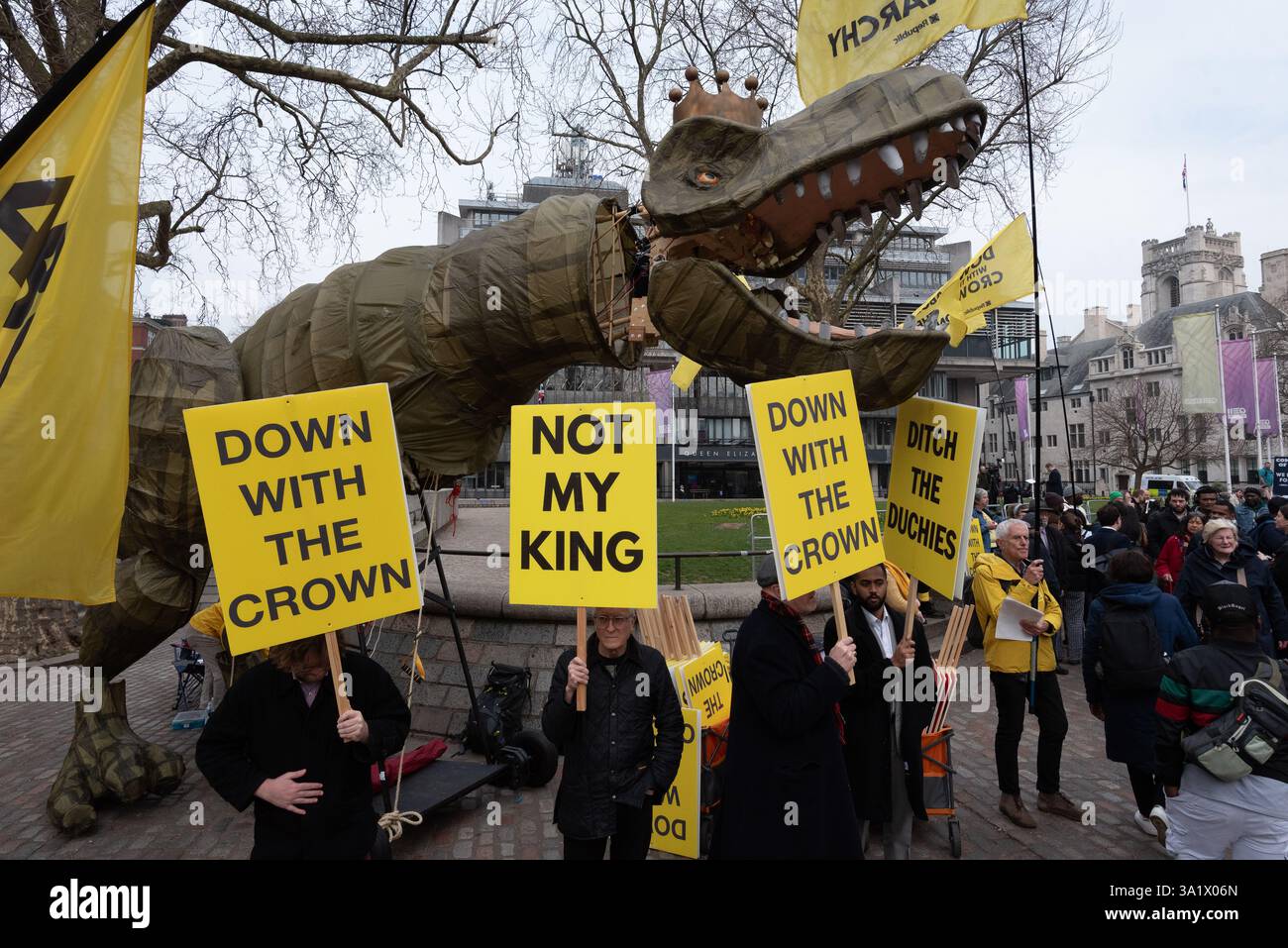 Londres, Royaume-Uni. 10 mars 2025. Une marionnette de dinosaure de 15 pieds de haut portant une couronne, surnommée « Chuck the Rex » et représentant la monarchie « bientôt éteinte » apparaît près de l'abbaye de Westminster alors que le groupe de campagne anti-monarchique Republic proteste alors que les politiciens et les membres de la famille royale arrivent à l'abbaye de Westminster pour le service du Commonwealth. Le groupe, qui fait campagne pour un chef d'État élu, décrit la monarchie comme une « relique fossilisée qui appartient à un musée ». Crédit : Ron Fassbender/Alamy Live News Banque D'Images