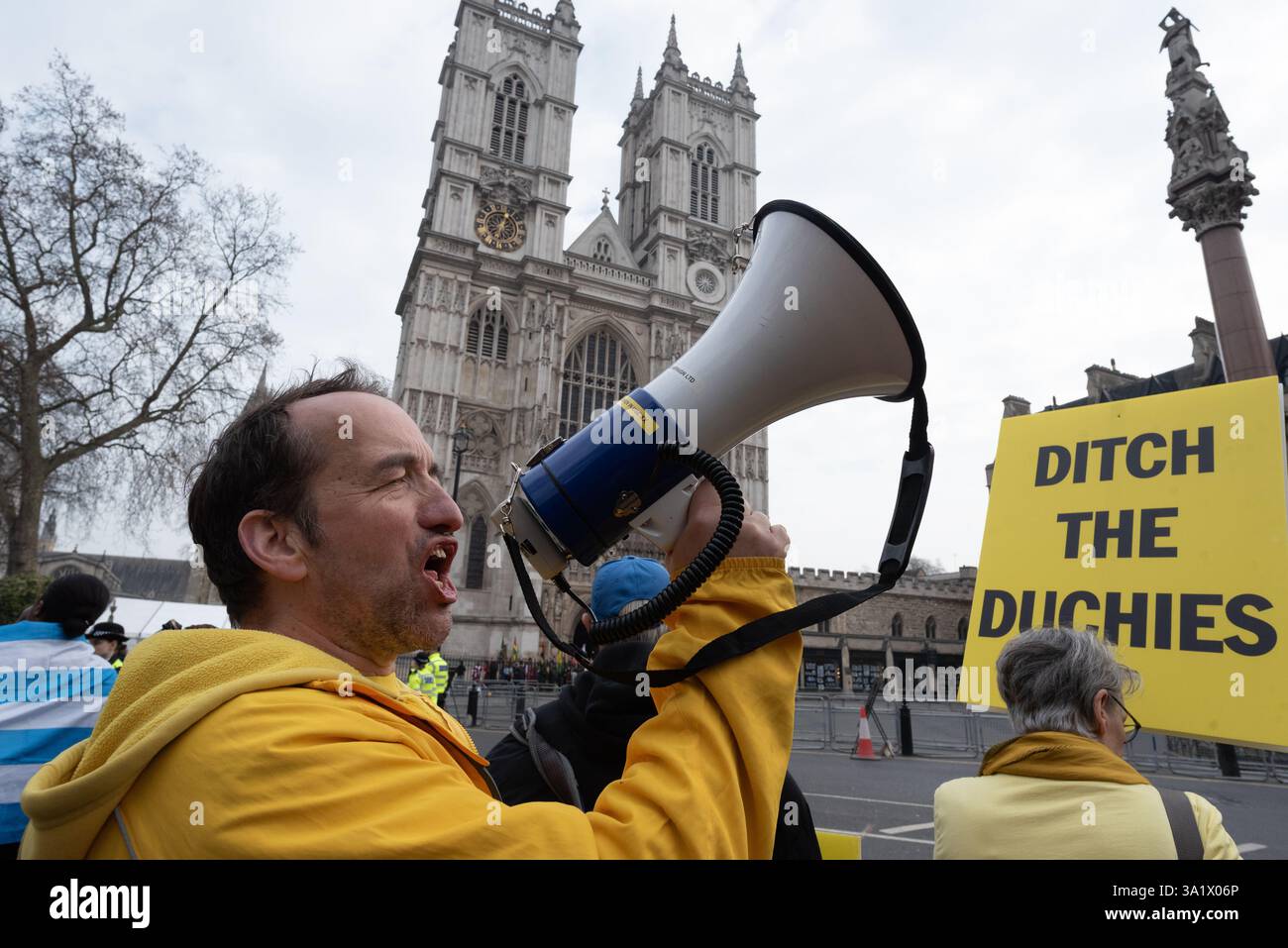Londres, Royaume-Uni. 10 mars 2025. Le militant politique, auteur et chroniqueur GRAHAM SMITH, le directeur général du groupe de pression républicain Republic s'adresse aux membres du groupe de campagne anti-monarchie qui protestent devant l'abbaye de Westminster alors que les politiciens et les membres de la famille royale assistent au Commonwealth Day Service. Crédit : Ron Fassbender/Alamy Live News Banque D'Images