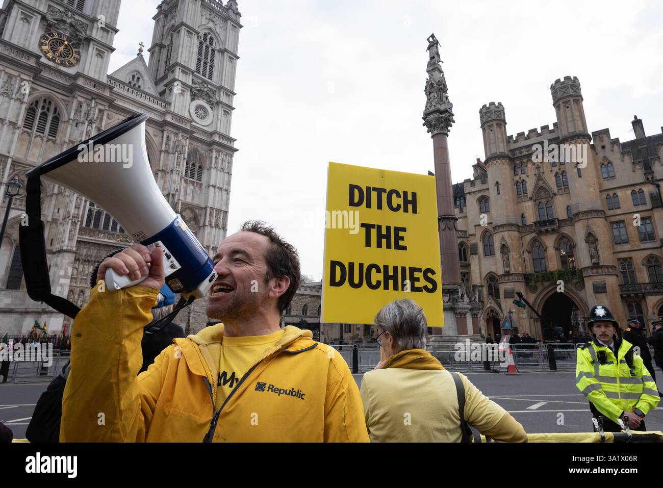 Londres, Royaume-Uni. 10 mars 2025. Le militant politique, auteur et chroniqueur GRAHAM SMITH, le directeur général du groupe de pression républicain Republic s'adresse aux membres du groupe de campagne anti-monarchie qui protestent devant l'abbaye de Westminster alors que les politiciens et les membres de la famille royale assistent au Commonwealth Day Service. Crédit : Ron Fassbender/Alamy Live News Banque D'Images