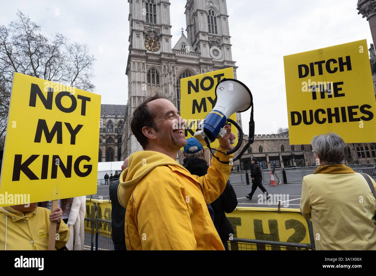 Londres, Royaume-Uni. 10 mars 2025. Le militant politique, auteur et chroniqueur GRAHAM SMITH, le directeur général du groupe de pression républicain Republic s'adresse aux membres du groupe de campagne anti-monarchie qui protestent devant l'abbaye de Westminster alors que les politiciens et les membres de la famille royale assistent au Commonwealth Day Service. Crédit : Ron Fassbender/Alamy Live News Banque D'Images