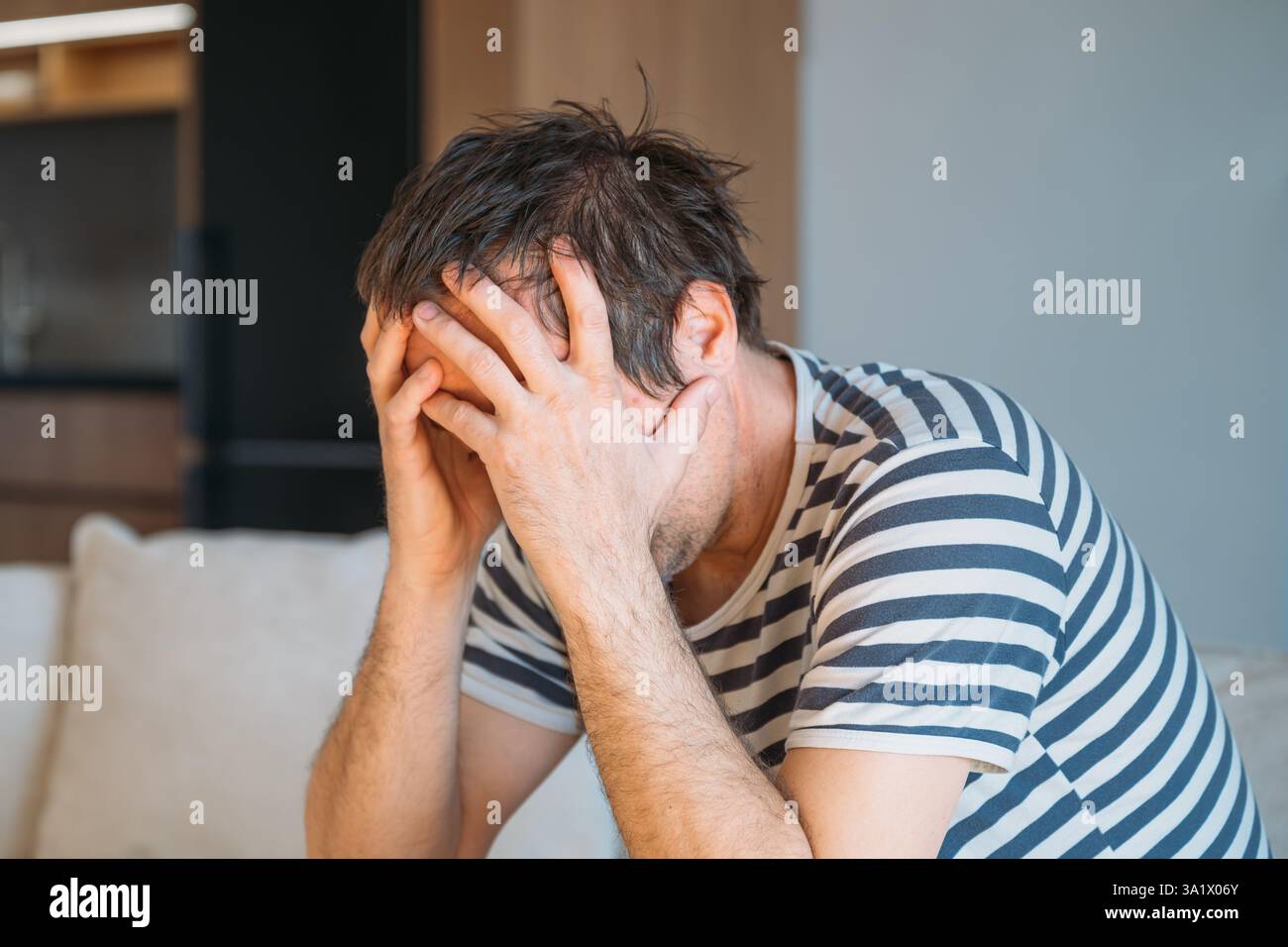 Triste regrettable homme déçu à la maison, concept de santé mentale et de dépression, focalisation sélective Banque D'Images