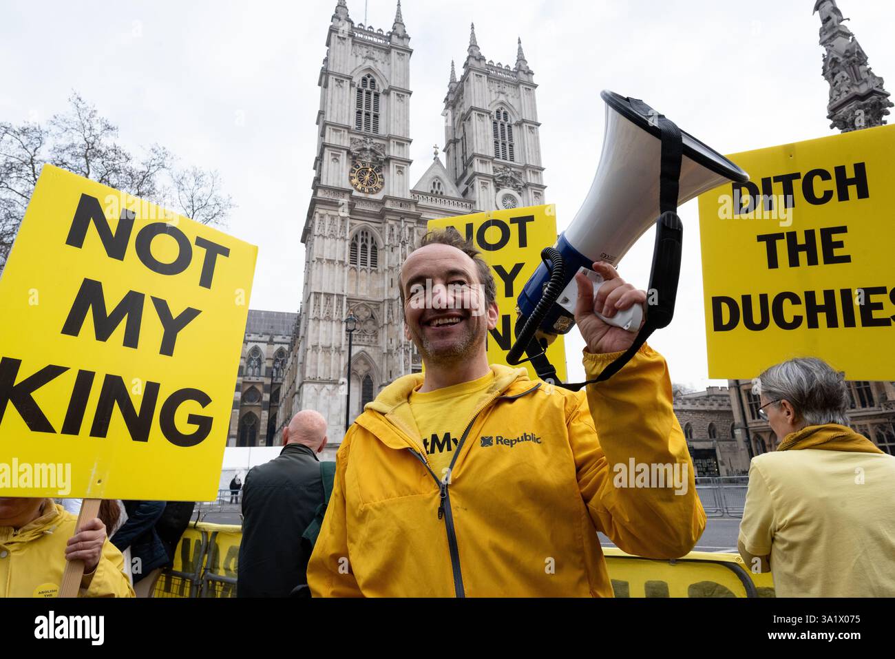 Londres, Royaume-Uni. 10 mars 2025. Le militant politique, auteur et chroniqueur GRAHAM SMITH, le directeur général du groupe de pression républicain Republic s'adresse aux membres du groupe de campagne anti-monarchie qui protestent devant l'abbaye de Westminster alors que les politiciens et les membres de la famille royale assistent au Commonwealth Day Service. Crédit : Ron Fassbender/Alamy Live News Banque D'Images