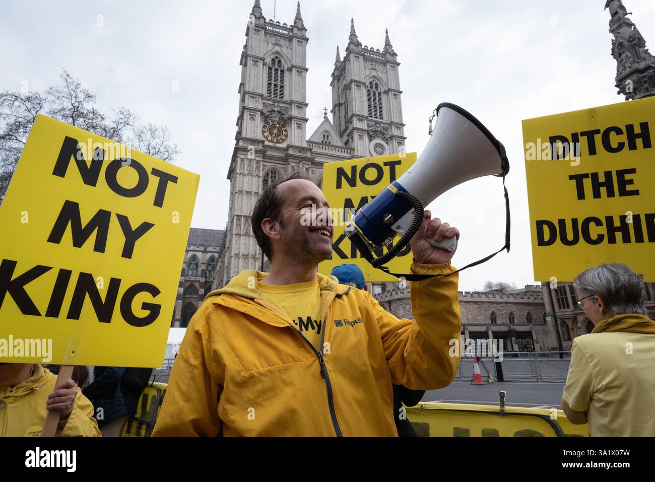 Londres, Royaume-Uni. 10 mars 2025. Le militant politique, auteur et chroniqueur GRAHAM SMITH, le directeur général du groupe de pression républicain Republic s'adresse aux membres du groupe de campagne anti-monarchie qui protestent devant l'abbaye de Westminster alors que les politiciens et les membres de la famille royale assistent au Commonwealth Day Service. Crédit : Ron Fassbender/Alamy Live News Banque D'Images