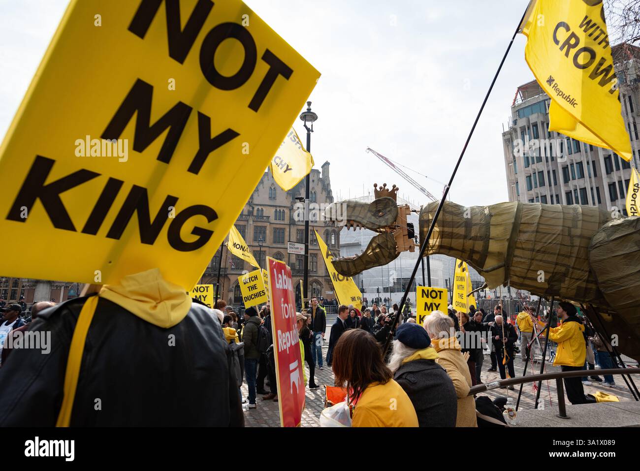 Londres, Royaume-Uni. 10 mars 2025. Une marionnette de dinosaure de 15 pieds de haut portant une couronne, surnommée « Chuck the Rex » et représentant la monarchie « bientôt éteinte » apparaît près de l'abbaye de Westminster alors que le groupe de campagne anti-monarchique Republic proteste alors que les politiciens et les membres de la famille royale arrivent à l'abbaye de Westminster pour le service du Commonwealth. Le groupe, qui fait campagne pour un chef d'État élu, décrit la monarchie comme une « relique fossilisée qui appartient à un musée ». Crédit : Ron Fassbender/Alamy Live News Banque D'Images
