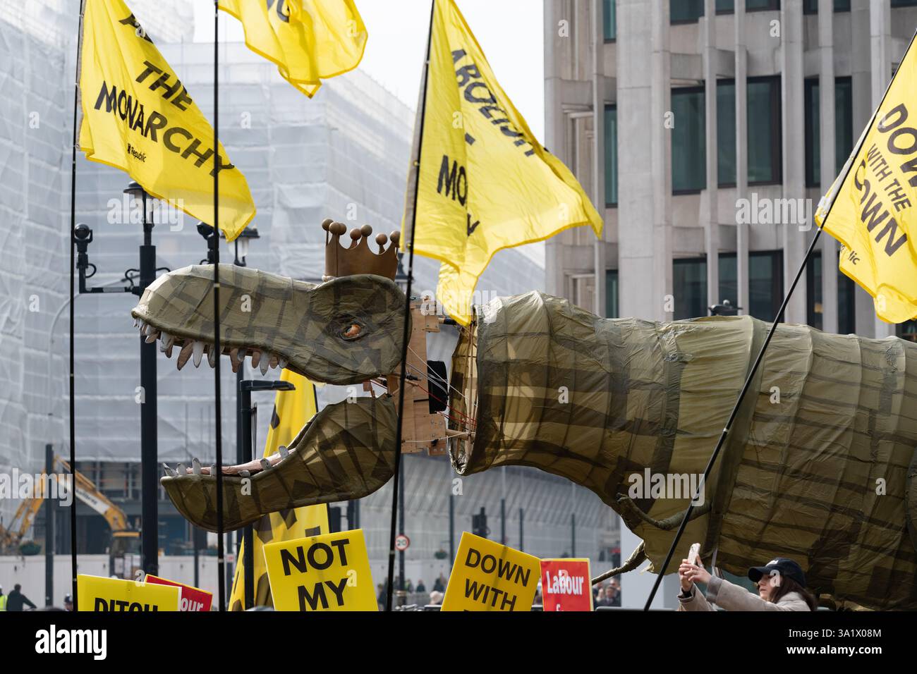 Londres, Royaume-Uni. 10 mars 2025. Une marionnette de dinosaure de 15 pieds de haut portant une couronne, surnommée « Chuck the Rex » et représentant la monarchie « bientôt éteinte » apparaît près de l'abbaye de Westminster alors que le groupe de campagne anti-monarchique Republic proteste alors que les politiciens et les membres de la famille royale arrivent à l'abbaye de Westminster pour le service du Commonwealth. Le groupe, qui fait campagne pour un chef d'État élu, décrit la monarchie comme une « relique fossilisée qui appartient à un musée ». Crédit : Ron Fassbender/Alamy Live News Banque D'Images