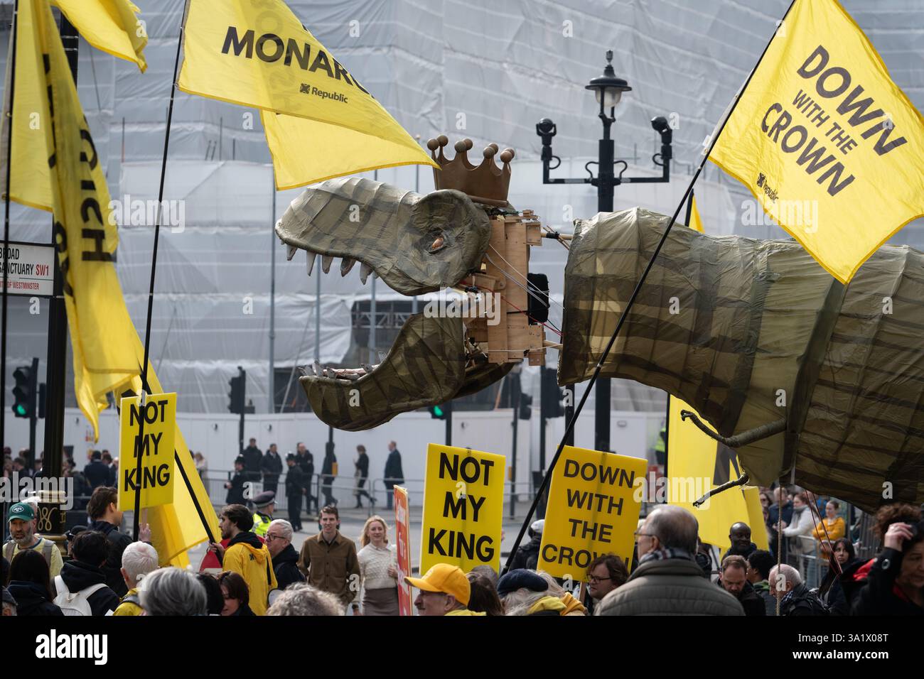 Londres, Royaume-Uni. 10 mars 2025. Une marionnette de dinosaure de 15 pieds de haut portant une couronne, surnommée « Chuck the Rex » et représentant la monarchie « bientôt éteinte » apparaît près de l'abbaye de Westminster alors que le groupe de campagne anti-monarchique Republic proteste alors que les politiciens et les membres de la famille royale arrivent à l'abbaye de Westminster pour le service du Commonwealth. Le groupe, qui fait campagne pour un chef d'État élu, décrit la monarchie comme une « relique fossilisée qui appartient à un musée ». Crédit : Ron Fassbender/Alamy Live News Banque D'Images