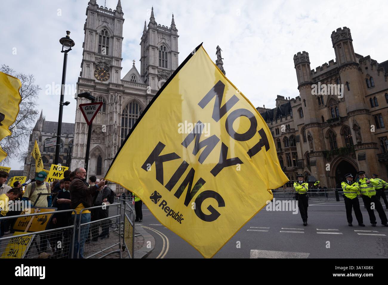 Londres, Royaume-Uni. 10 mars 2025. Les membres du groupe de campagne anti-monarchique Republic protestent devant l'abbaye de Westminster alors que des politiciens et des membres de la famille royale assistent au Commonwealth Day Service. Crédit : Ron Fassbender/Alamy Live News Banque D'Images
