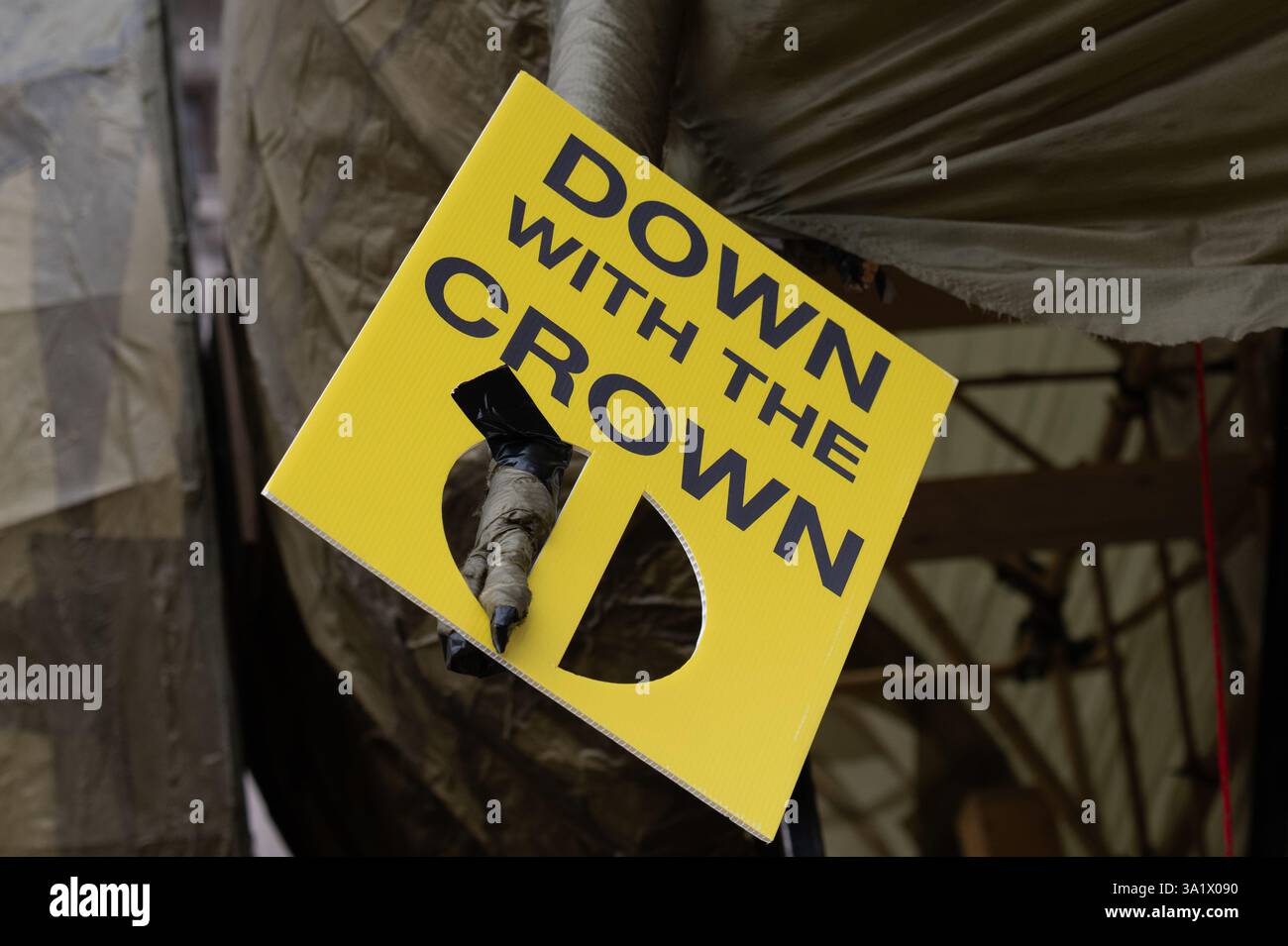 Londres, Royaume-Uni. 10 mars 2025. Une marionnette de dinosaure de 15 pieds de haut portant une couronne, surnommée « Chuck the Rex » et représentant la monarchie « bientôt éteinte » apparaît près de l'abbaye de Westminster alors que le groupe de campagne anti-monarchique Republic proteste alors que les politiciens et les membres de la famille royale arrivent à l'abbaye de Westminster pour le service du Commonwealth. Le groupe, qui fait campagne pour un chef d'État élu, décrit la monarchie comme une « relique fossilisée qui appartient à un musée ». Crédit : Ron Fassbender/Alamy Live News Banque D'Images