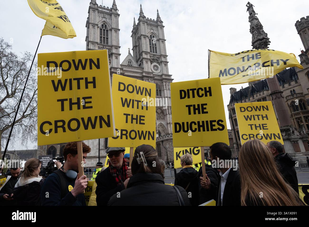 Londres, Royaume-Uni. 10 mars 2025. Les membres du groupe de campagne anti-monarchique Republic protestent devant l'abbaye de Westminster alors que des politiciens et des membres de la famille royale assistent au Commonwealth Day Service. Crédit : Ron Fassbender/Alamy Live News Banque D'Images