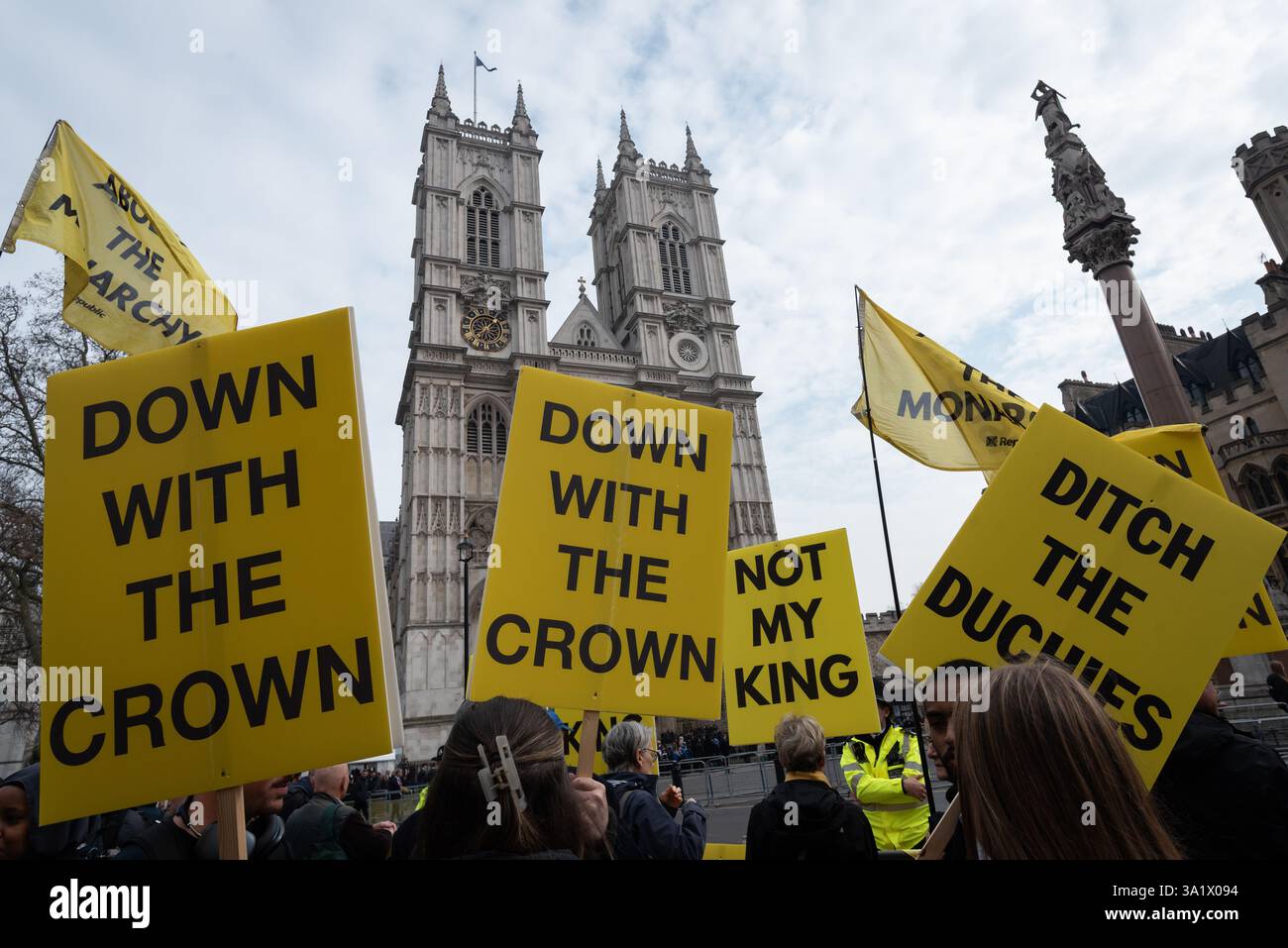 Londres, Royaume-Uni. 10 mars 2025. Les membres du groupe de campagne anti-monarchique Republic protestent devant l'abbaye de Westminster alors que des politiciens et des membres de la famille royale assistent au Commonwealth Day Service. Crédit : Ron Fassbender/Alamy Live News Banque D'Images