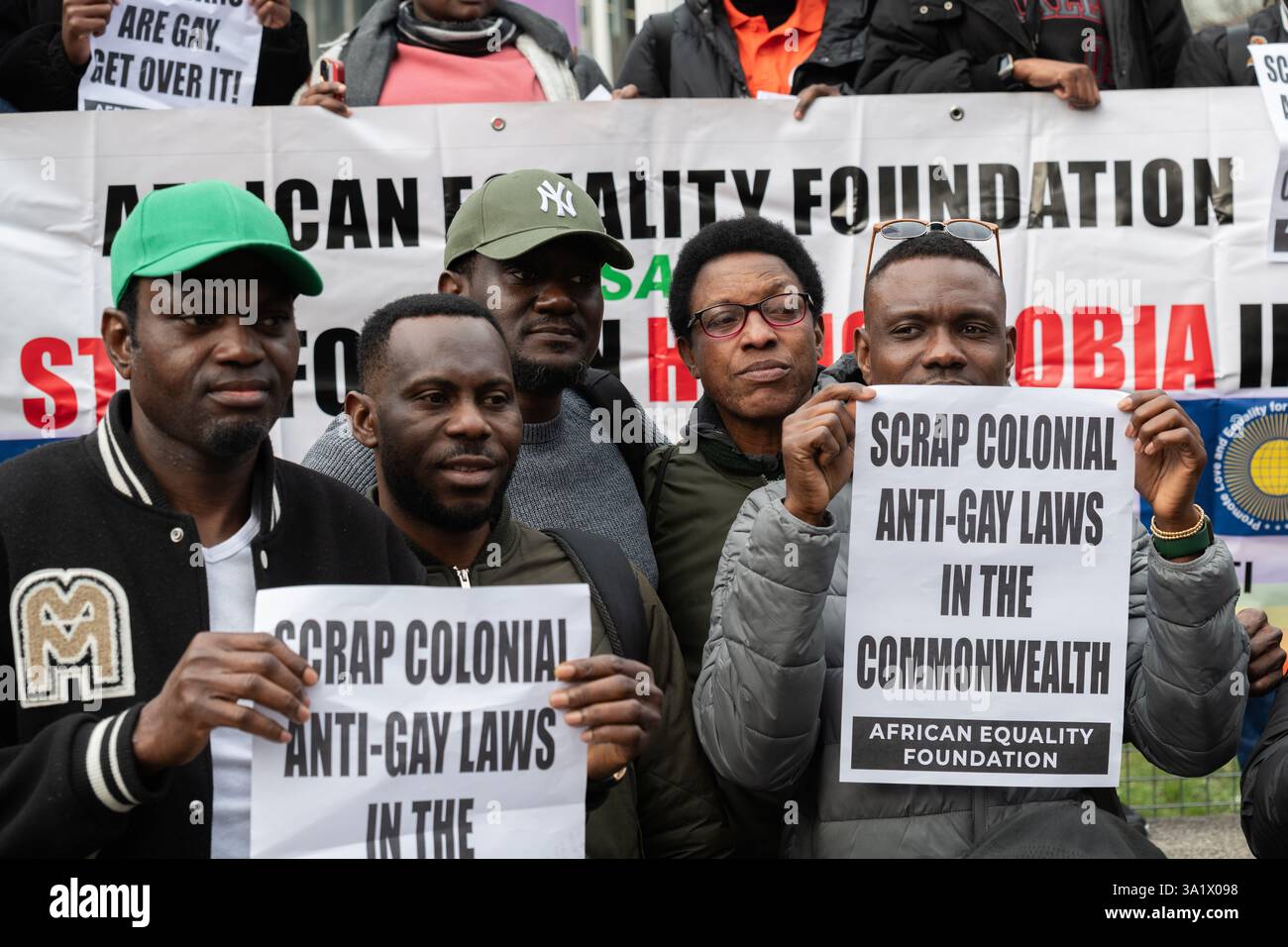 Londres, Royaume-Uni. 10 mars 2025. Les partisans de l'African Equality Foundation protestent contre la discrimination et la persécution des personnes LGBT+ dans de nombreux pays du Commonwealth, alors que des politiciens et des membres de la famille royale assistent au Commonwealth Day Service. Crédit : Ron Fassbender/Alamy Live News Banque D'Images