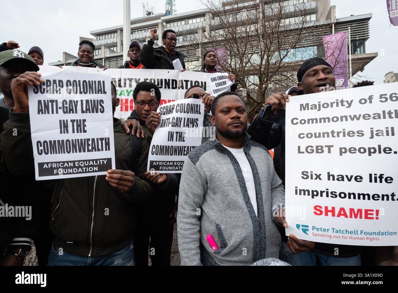 Londres, Royaume-Uni. 10 mars 2025. Les partisans de l'African Equality Foundation protestent contre la discrimination et la persécution des personnes LGBT+ dans de nombreux pays du Commonwealth, alors que des politiciens et des membres de la famille royale assistent au Commonwealth Day Service. Crédit : Ron Fassbender/Alamy Live News Banque D'Images