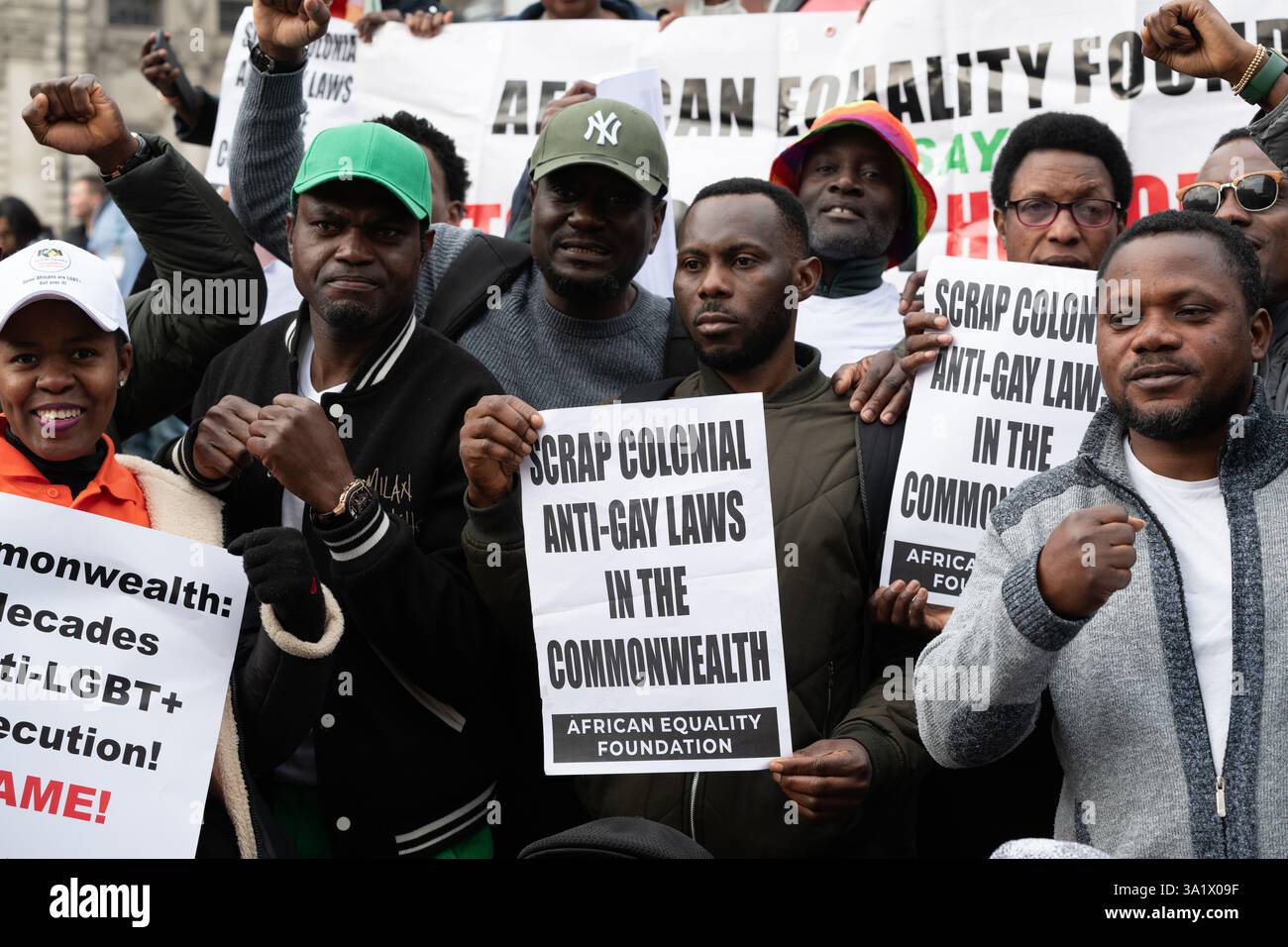 Londres, Royaume-Uni. 10 mars 2025. Les partisans de l'African Equality Foundation protestent contre la discrimination et la persécution des personnes LGBT+ dans de nombreux pays du Commonwealth, alors que des politiciens et des membres de la famille royale assistent au Commonwealth Day Service. Crédit : Ron Fassbender/Alamy Live News Banque D'Images