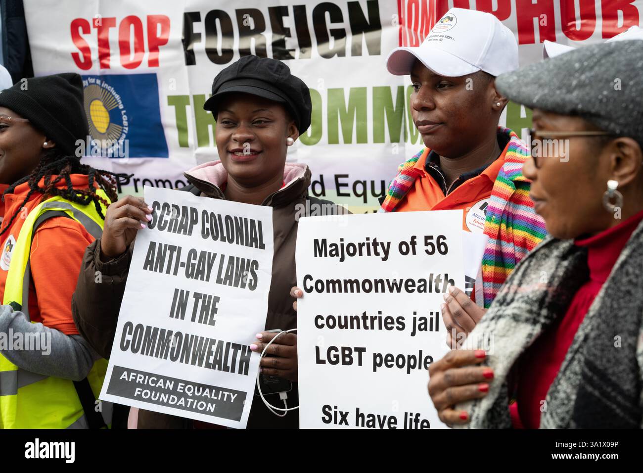 Londres, Royaume-Uni. 10 mars 2025. Les partisans de l'African Equality Foundation protestent contre la discrimination et la persécution des personnes LGBT+ dans de nombreux pays du Commonwealth, alors que des politiciens et des membres de la famille royale assistent au Commonwealth Day Service. Crédit : Ron Fassbender/Alamy Live News Banque D'Images