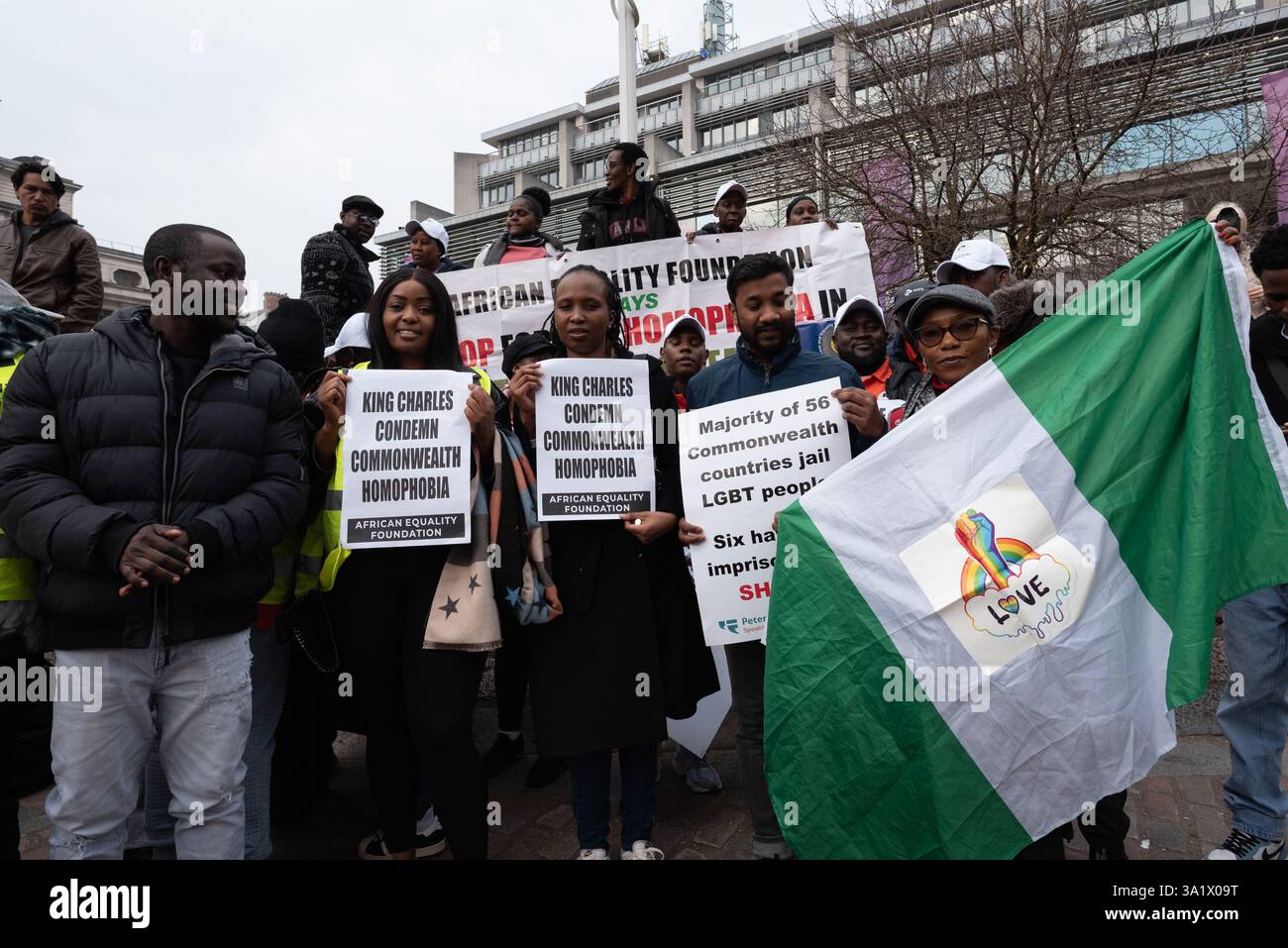 Londres, Royaume-Uni. 10 mars 2025. Les partisans de l'African Equality Foundation protestent contre la discrimination et la persécution des personnes LGBT+ dans de nombreux pays du Commonwealth, alors que des politiciens et des membres de la famille royale assistent au Commonwealth Day Service. Crédit : Ron Fassbender/Alamy Live News Banque D'Images