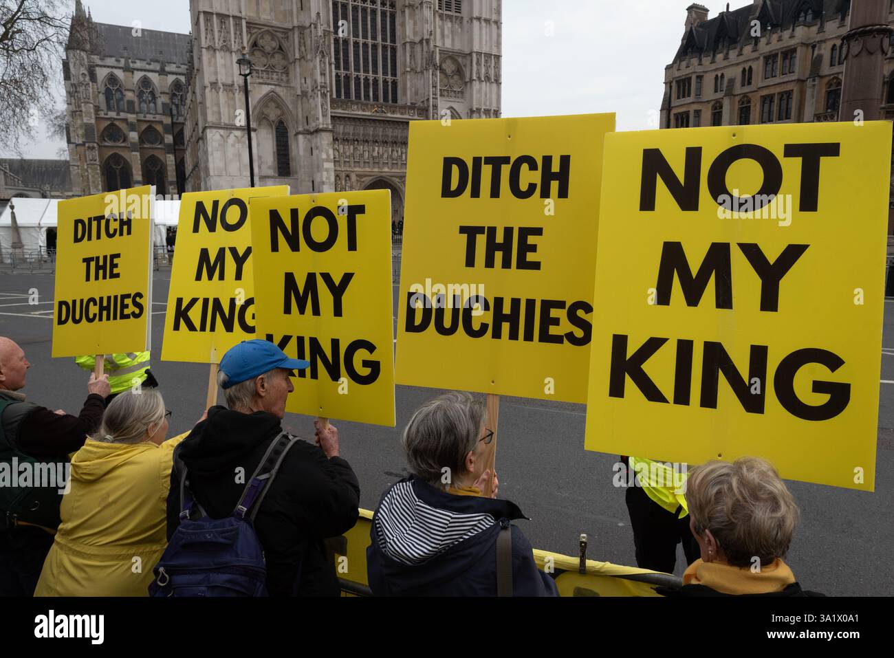 Londres, Royaume-Uni. 10 mars 2025. Les membres du groupe de campagne anti-monarchique Republic protestent devant l'abbaye de Westminster alors que des politiciens et des membres de la famille royale assistent au Commonwealth Day Service. Crédit : Ron Fassbender/Alamy Live News Banque D'Images