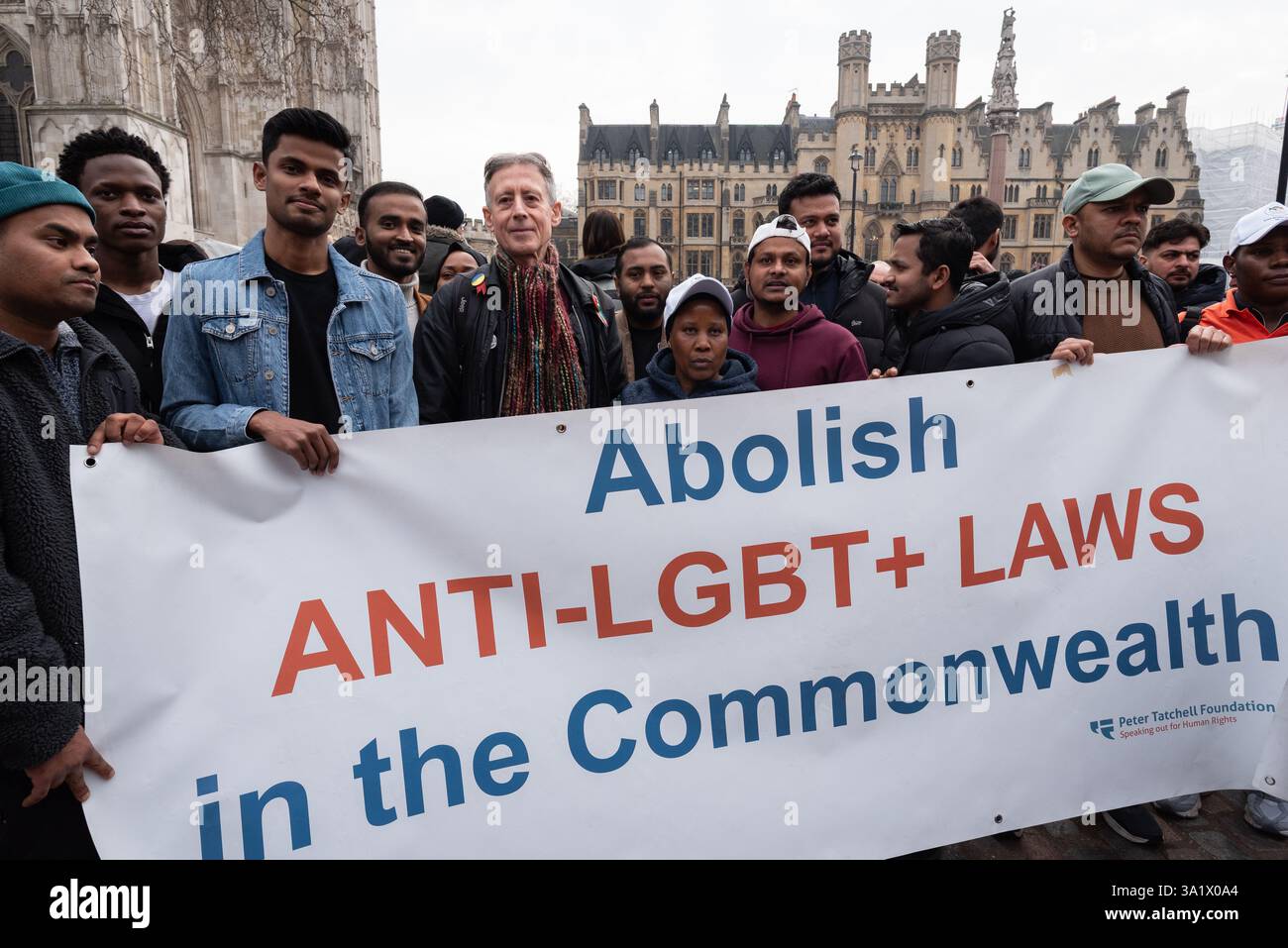 Londres, Royaume-Uni. 10 mars 2025. Le militant vétéran des droits de l’homme Peter Tatchell et ses partisans protestent contre la discrimination et la persécution des personnes LGBT+ dans de nombreux pays du Commonwealth, alors que des politiciens et des membres de la famille royale assistent au Commonwealth Day Service à l’abbaye de Westminster. Crédit : Ron Fassbender/Alamy Live News Banque D'Images