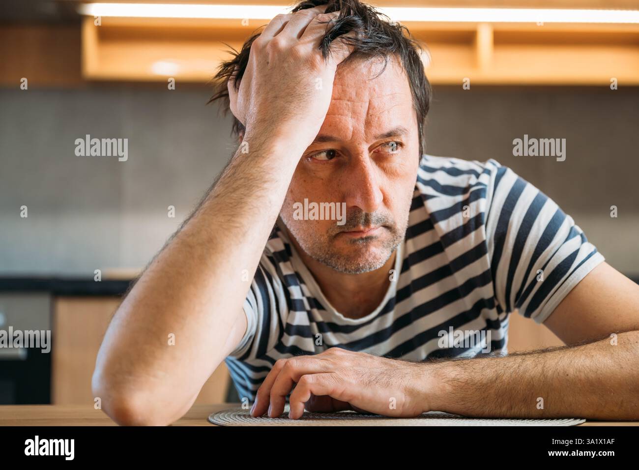 Triste regrettable homme déçu à la maison, concept de santé mentale et de dépression, focalisation sélective Banque D'Images